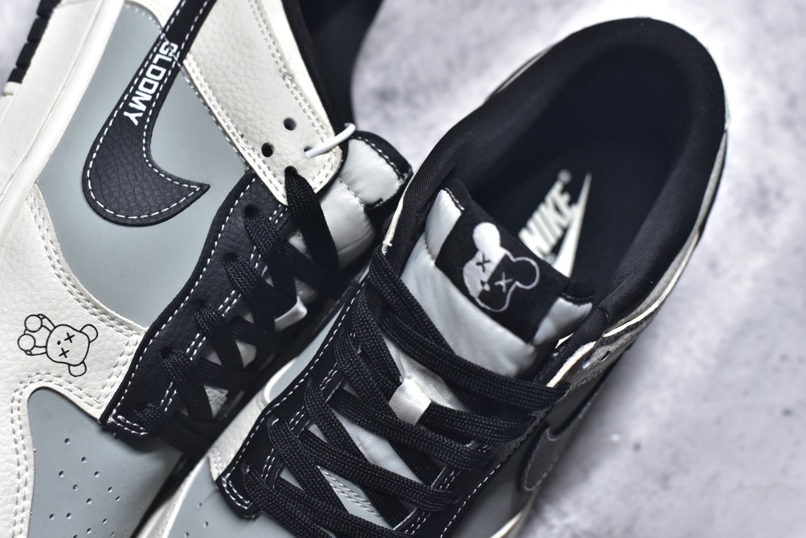 图片[9]-#2026新款定制限量发售❗️Nike SB Dunk Low“暴力熊联名——灰白黑” 灰白撞色搭配卡通熊图案，小众设计不撞款，日常穿搭超百搭 #高端定制 低帮休闲板鞋 定制鞋盒 大厂纯原品质出货 超高清洁度 皮料切割干净无任何毛边 细节完美 货号：TX1688-017 尺码：36 36.5 37.5 38 38.5 39 40 40.5 41 42 42.5 43 44 44.5 45-选品中心