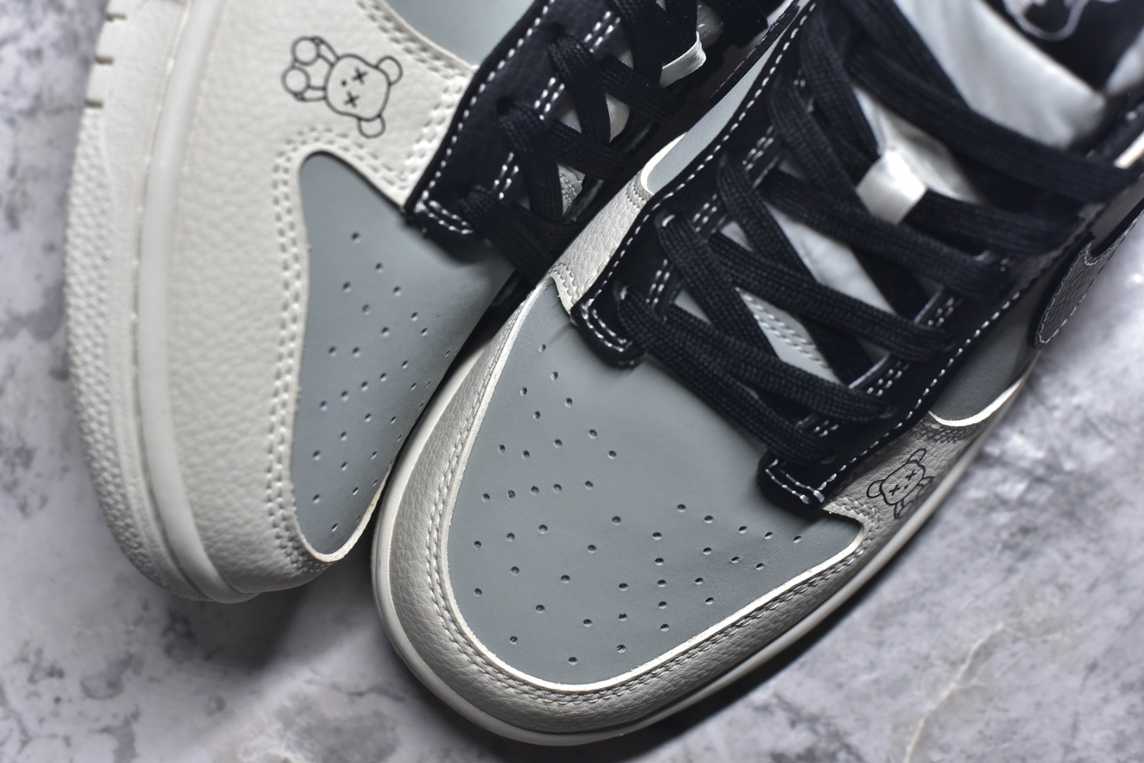 图片[8]-#2026新款定制限量发售❗️Nike SB Dunk Low“暴力熊联名——灰白黑” 灰白撞色搭配卡通熊图案，小众设计不撞款，日常穿搭超百搭 #高端定制 低帮休闲板鞋 定制鞋盒 大厂纯原品质出货 超高清洁度 皮料切割干净无任何毛边 细节完美 货号：TX1688-017 尺码：36 36.5 37.5 38 38.5 39 40 40.5 41 42 42.5 43 44 44.5 45-选品中心