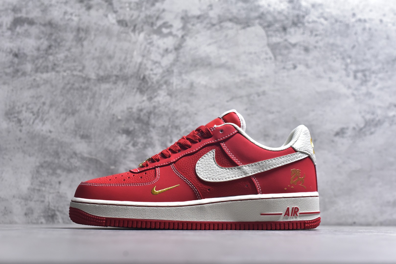 #海外限量发售！公司级NIke Air Force 1 \'07 Low “马年限定--丹红凝金” 空军一号低帮 运动鞋 休闲鞋 折边针车 工艺难度大 原楦头原纸板 高端定制鞋盒 原厂鞋底 超高清洁度 细节完美 货号：NH0601-523 尺码：36 36.5 37.5 38 38.5 39 40 40.5 41 42 42.5 43 44 44.5 45-选品中心