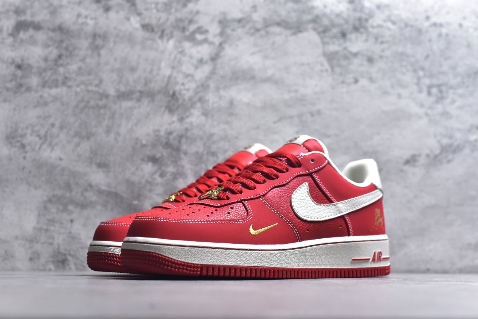 图片[2]-#海外限量发售！公司级NIke Air Force 1 \’07 Low “马年限定–丹红凝金” 空军一号低帮 运动鞋 休闲鞋 折边针车 工艺难度大 原楦头原纸板 高端定制鞋盒 原厂鞋底 超高清洁度 细节完美 货号：NH0601-523 尺码：36 36.5 37.5 38 38.5 39 40 40.5 41 42 42.5 43 44 44.5 45-选品中心