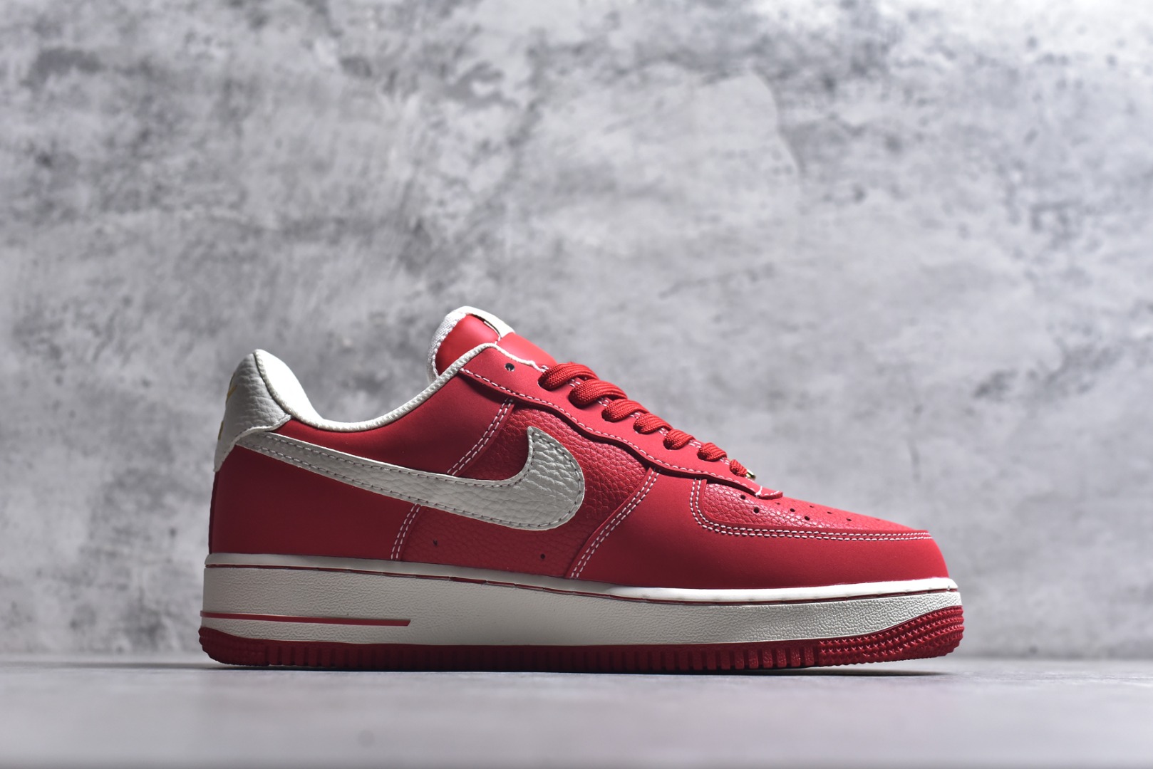 图片[3]-#海外限量发售！公司级NIke Air Force 1 \’07 Low “马年限定–丹红凝金” 空军一号低帮 运动鞋 休闲鞋 折边针车 工艺难度大 原楦头原纸板 高端定制鞋盒 原厂鞋底 超高清洁度 细节完美 货号：NH0601-523 尺码：36 36.5 37.5 38 38.5 39 40 40.5 41 42 42.5 43 44 44.5 45-选品中心