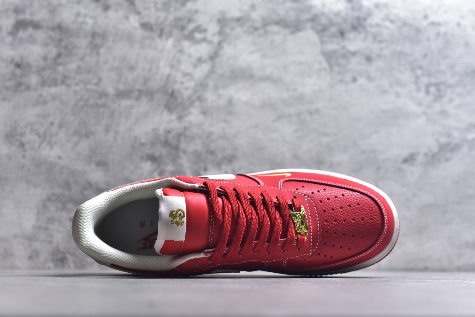 图片[4]-#海外限量发售！公司级NIke Air Force 1 \’07 Low “马年限定–丹红凝金” 空军一号低帮 运动鞋 休闲鞋 折边针车 工艺难度大 原楦头原纸板 高端定制鞋盒 原厂鞋底 超高清洁度 细节完美 货号：NH0601-523 尺码：36 36.5 37.5 38 38.5 39 40 40.5 41 42 42.5 43 44 44.5 45-选品中心