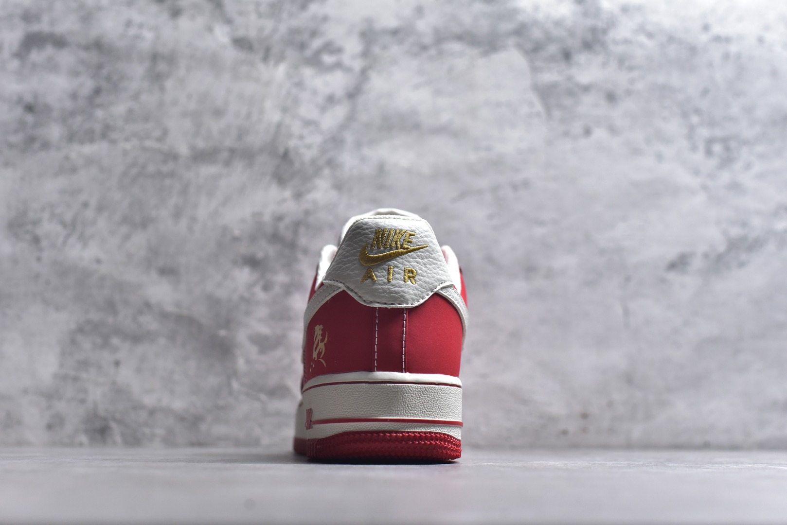 图片[5]-#海外限量发售！公司级NIke Air Force 1 \’07 Low “马年限定–丹红凝金” 空军一号低帮 运动鞋 休闲鞋 折边针车 工艺难度大 原楦头原纸板 高端定制鞋盒 原厂鞋底 超高清洁度 细节完美 货号：NH0601-523 尺码：36 36.5 37.5 38 38.5 39 40 40.5 41 42 42.5 43 44 44.5 45-选品中心