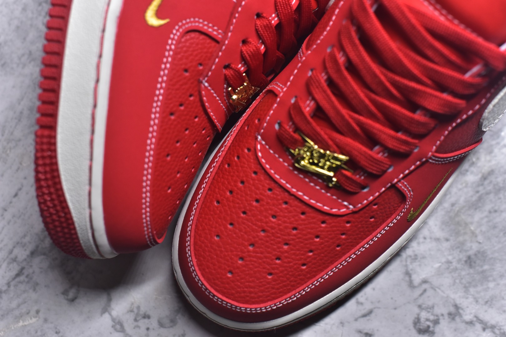 图片[8]-#海外限量发售！公司级NIke Air Force 1 \’07 Low “马年限定–丹红凝金” 空军一号低帮 运动鞋 休闲鞋 折边针车 工艺难度大 原楦头原纸板 高端定制鞋盒 原厂鞋底 超高清洁度 细节完美 货号：NH0601-523 尺码：36 36.5 37.5 38 38.5 39 40 40.5 41 42 42.5 43 44 44.5 45-选品中心