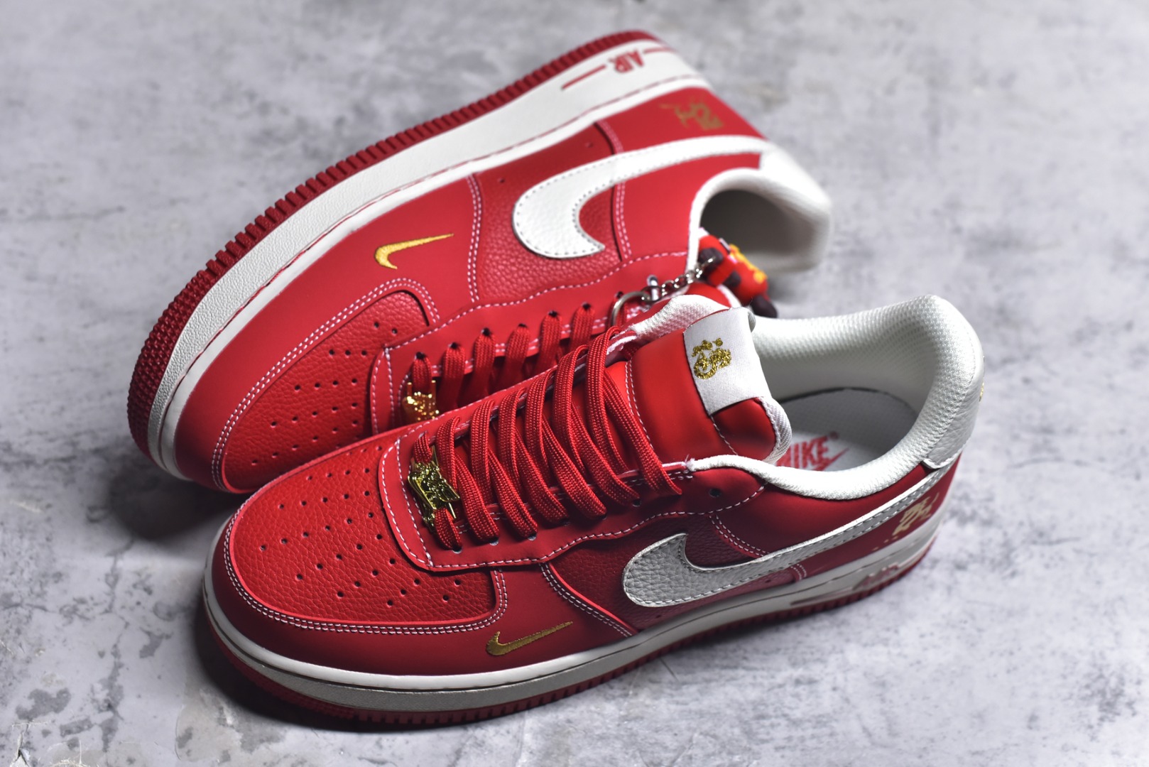 图片[7]-#海外限量发售！公司级NIke Air Force 1 \’07 Low “马年限定–丹红凝金” 空军一号低帮 运动鞋 休闲鞋 折边针车 工艺难度大 原楦头原纸板 高端定制鞋盒 原厂鞋底 超高清洁度 细节完美 货号：NH0601-523 尺码：36 36.5 37.5 38 38.5 39 40 40.5 41 42 42.5 43 44 44.5 45-选品中心