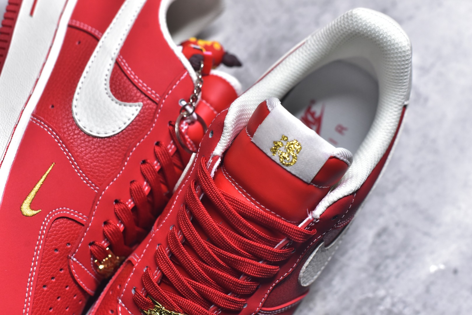 图片[9]-#海外限量发售！公司级NIke Air Force 1 \’07 Low “马年限定–丹红凝金” 空军一号低帮 运动鞋 休闲鞋 折边针车 工艺难度大 原楦头原纸板 高端定制鞋盒 原厂鞋底 超高清洁度 细节完美 货号：NH0601-523 尺码：36 36.5 37.5 38 38.5 39 40 40.5 41 42 42.5 43 44 44.5 45-选品中心