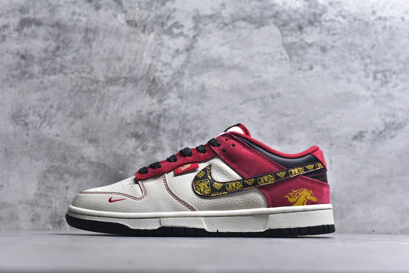 #2026新款定制限量发售❗️Nike SB Dunk Low“马年限定------白红金” 皮革麂皮拼接质感超赞，马纹刺绣细节满满，新年穿它出门回头率爆表✨ #高端定制 低帮休闲板鞋 定制鞋盒 大厂纯原品质出货 超高清洁度 皮料切割干净无任何毛边 细节完美 货号：DS6608-024 尺码：36 36.5 37.5 38 38.5 39 40 40.5 41 42 42.5 43 44 44.5 45-选品中心