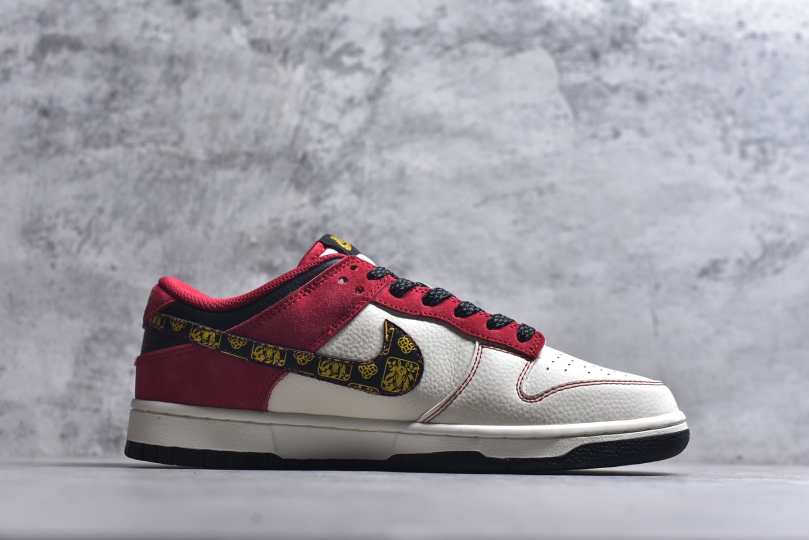 图片[3]-#2026新款定制限量发售❗️Nike SB Dunk Low“马年限定——白红金” 皮革麂皮拼接质感超赞，马纹刺绣细节满满，新年穿它出门回头率爆表✨ #高端定制 低帮休闲板鞋 定制鞋盒 大厂纯原品质出货 超高清洁度 皮料切割干净无任何毛边 细节完美 货号：DS6608-024 尺码：36 36.5 37.5 38 38.5 39 40 40.5 41 42 42.5 43 44 44.5 45-选品中心