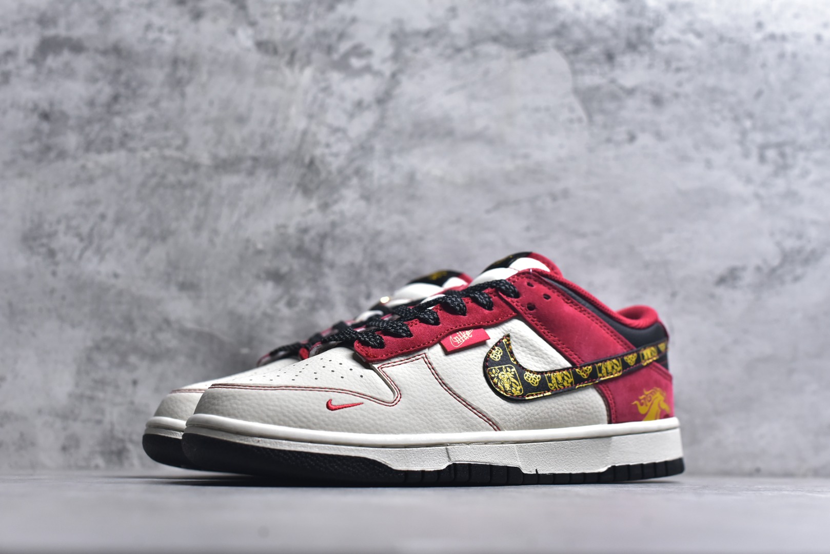 图片[2]-#2026新款定制限量发售❗️Nike SB Dunk Low“马年限定——白红金” 皮革麂皮拼接质感超赞，马纹刺绣细节满满，新年穿它出门回头率爆表✨ #高端定制 低帮休闲板鞋 定制鞋盒 大厂纯原品质出货 超高清洁度 皮料切割干净无任何毛边 细节完美 货号：DS6608-024 尺码：36 36.5 37.5 38 38.5 39 40 40.5 41 42 42.5 43 44 44.5 45-选品中心