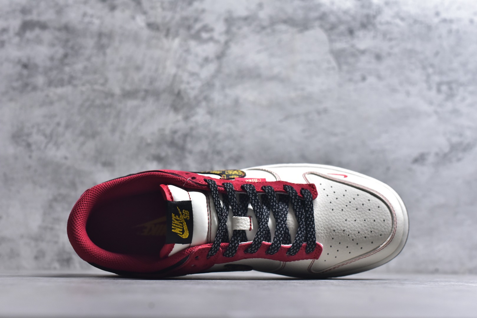 图片[4]-#2026新款定制限量发售❗️Nike SB Dunk Low“马年限定——白红金” 皮革麂皮拼接质感超赞，马纹刺绣细节满满，新年穿它出门回头率爆表✨ #高端定制 低帮休闲板鞋 定制鞋盒 大厂纯原品质出货 超高清洁度 皮料切割干净无任何毛边 细节完美 货号：DS6608-024 尺码：36 36.5 37.5 38 38.5 39 40 40.5 41 42 42.5 43 44 44.5 45-选品中心