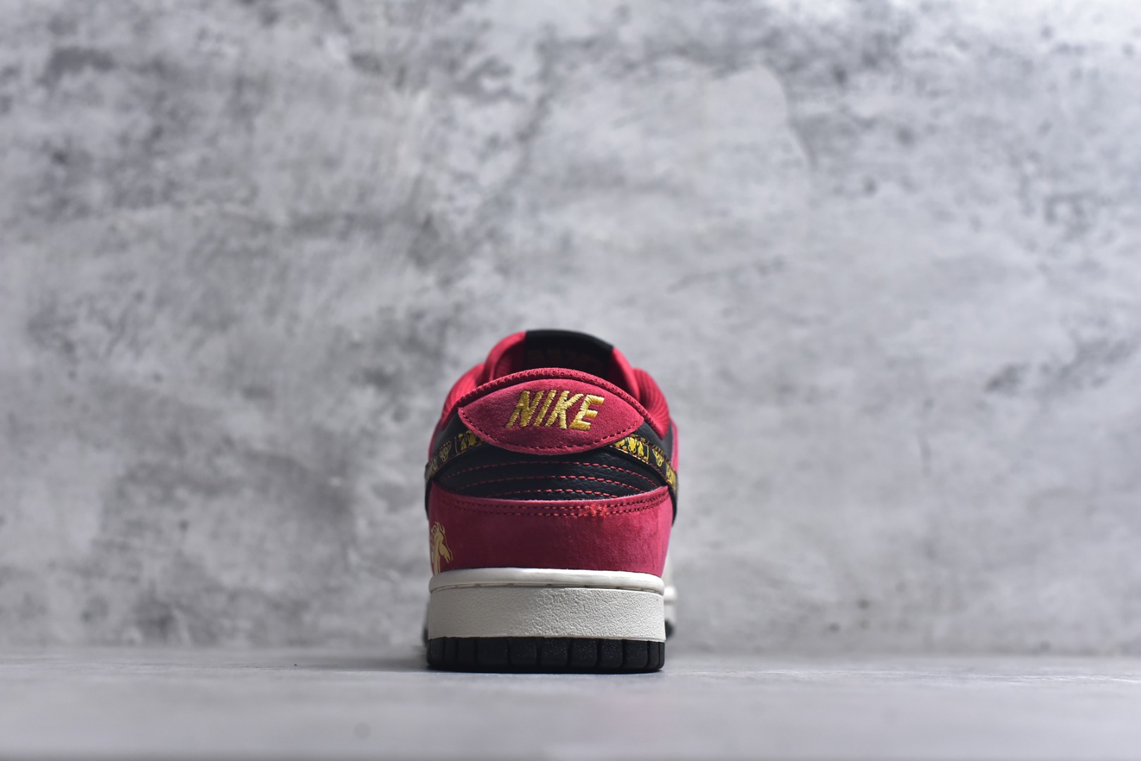 图片[5]-#2026新款定制限量发售❗️Nike SB Dunk Low“马年限定——白红金” 皮革麂皮拼接质感超赞，马纹刺绣细节满满，新年穿它出门回头率爆表✨ #高端定制 低帮休闲板鞋 定制鞋盒 大厂纯原品质出货 超高清洁度 皮料切割干净无任何毛边 细节完美 货号：DS6608-024 尺码：36 36.5 37.5 38 38.5 39 40 40.5 41 42 42.5 43 44 44.5 45-选品中心
