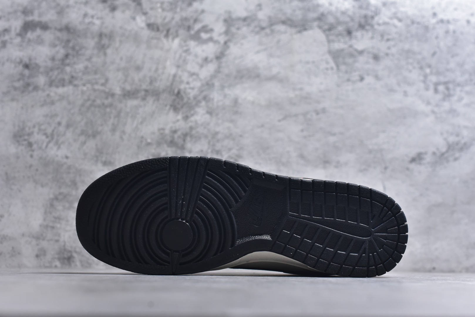 图片[6]-#2026新款定制限量发售❗️Nike SB Dunk Low“马年限定——白红金” 皮革麂皮拼接质感超赞，马纹刺绣细节满满，新年穿它出门回头率爆表✨ #高端定制 低帮休闲板鞋 定制鞋盒 大厂纯原品质出货 超高清洁度 皮料切割干净无任何毛边 细节完美 货号：DS6608-024 尺码：36 36.5 37.5 38 38.5 39 40 40.5 41 42 42.5 43 44 44.5 45-选品中心