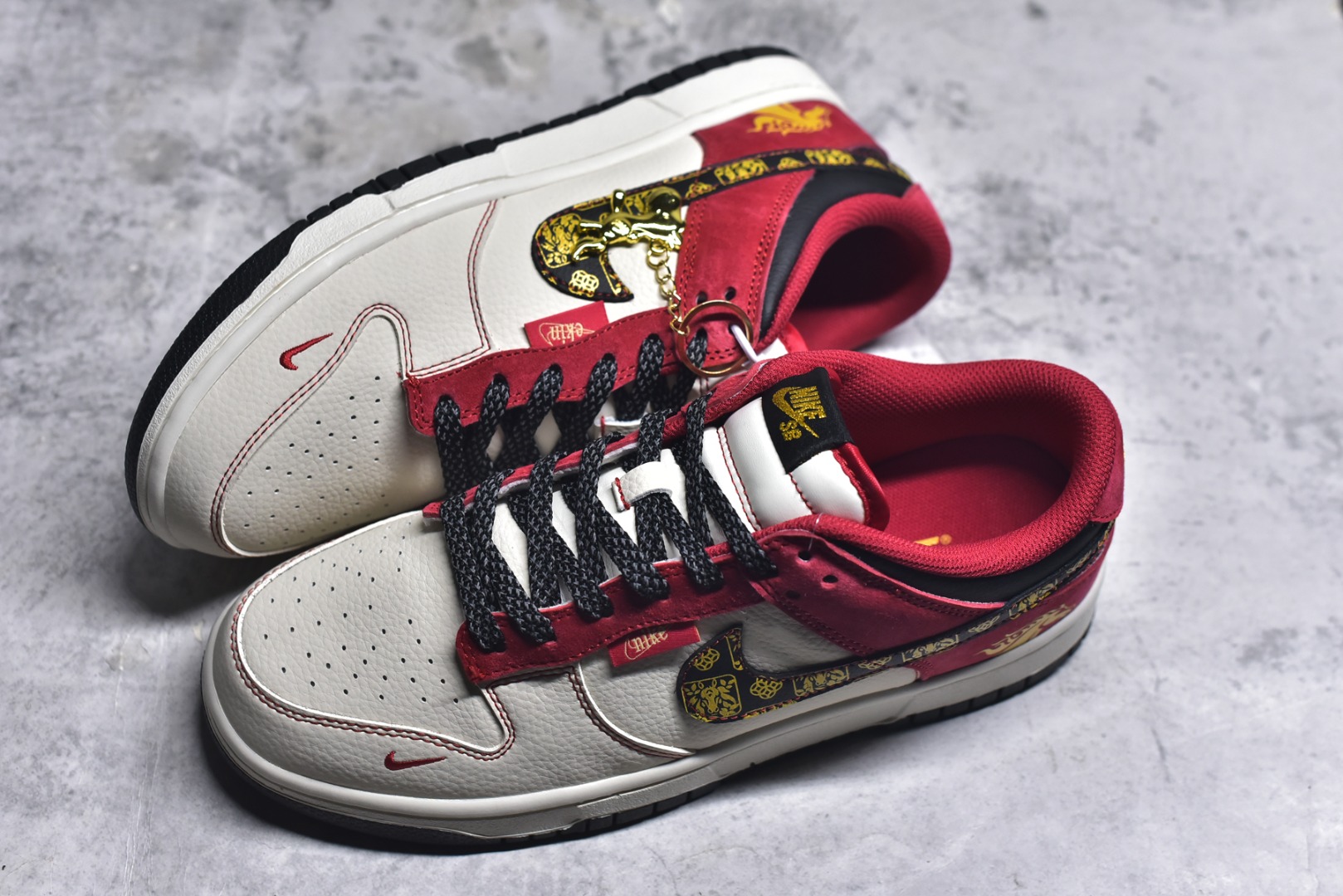 图片[7]-#2026新款定制限量发售❗️Nike SB Dunk Low“马年限定——白红金” 皮革麂皮拼接质感超赞，马纹刺绣细节满满，新年穿它出门回头率爆表✨ #高端定制 低帮休闲板鞋 定制鞋盒 大厂纯原品质出货 超高清洁度 皮料切割干净无任何毛边 细节完美 货号：DS6608-024 尺码：36 36.5 37.5 38 38.5 39 40 40.5 41 42 42.5 43 44 44.5 45-选品中心