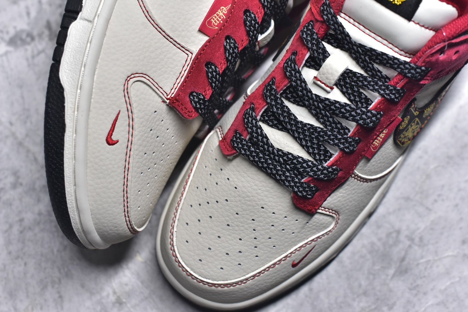 图片[8]-#2026新款定制限量发售❗️Nike SB Dunk Low“马年限定——白红金” 皮革麂皮拼接质感超赞，马纹刺绣细节满满，新年穿它出门回头率爆表✨ #高端定制 低帮休闲板鞋 定制鞋盒 大厂纯原品质出货 超高清洁度 皮料切割干净无任何毛边 细节完美 货号：DS6608-024 尺码：36 36.5 37.5 38 38.5 39 40 40.5 41 42 42.5 43 44 44.5 45-选品中心