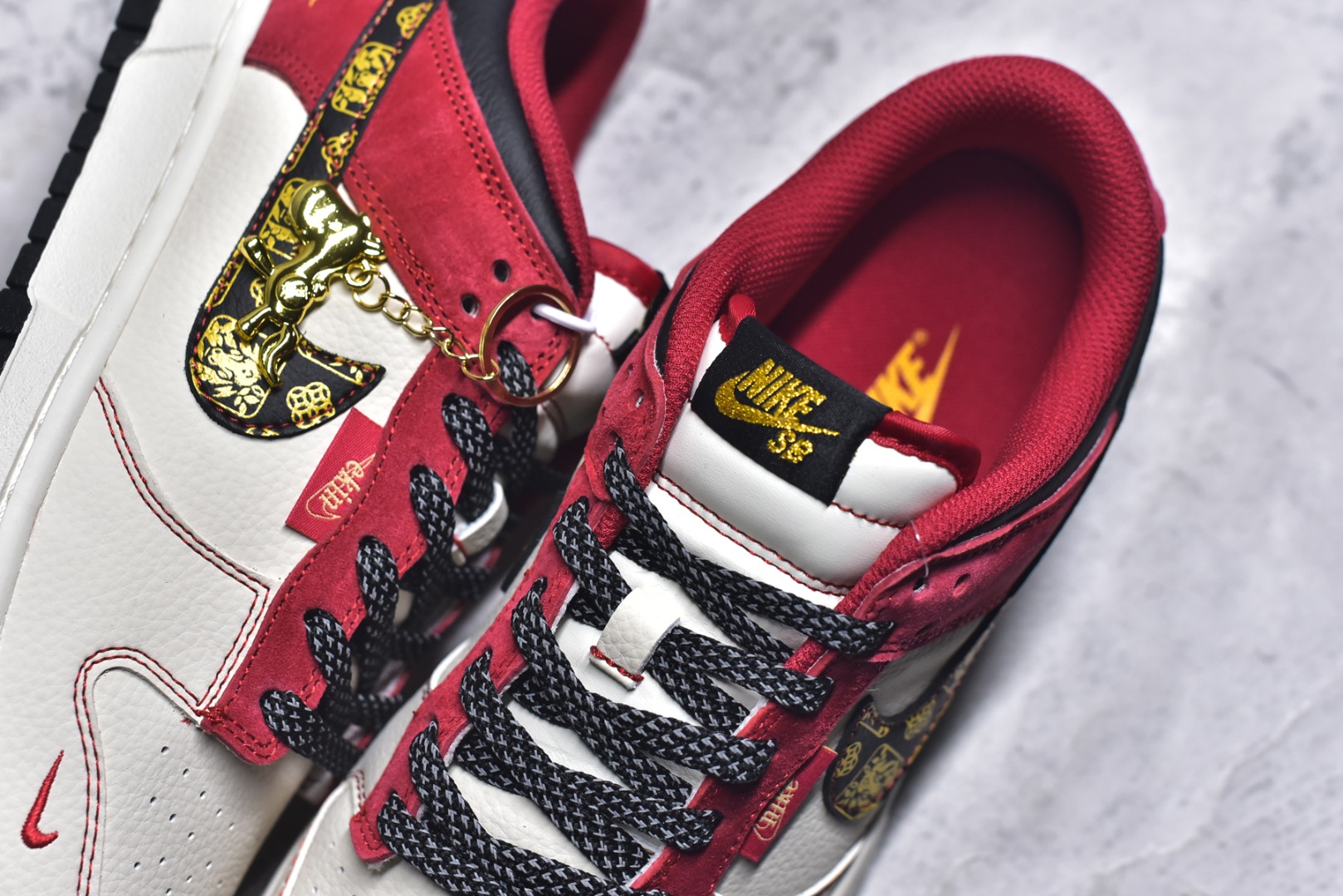 图片[9]-#2026新款定制限量发售❗️Nike SB Dunk Low“马年限定——白红金” 皮革麂皮拼接质感超赞，马纹刺绣细节满满，新年穿它出门回头率爆表✨ #高端定制 低帮休闲板鞋 定制鞋盒 大厂纯原品质出货 超高清洁度 皮料切割干净无任何毛边 细节完美 货号：DS6608-024 尺码：36 36.5 37.5 38 38.5 39 40 40.5 41 42 42.5 43 44 44.5 45-选品中心