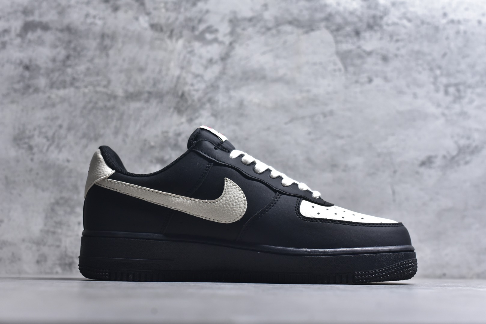 图片[3]-#海外限量发售！公司级NIke Air Force 1 \’07 Low “马年限定–墨白凝脂” 空军一号低帮 运动鞋 休闲鞋 折边针车 工艺难度大 原楦头原纸板 高端定制鞋盒 原厂鞋底 超高清洁度 细节完美 货号：FV3694-104 尺码：36 36.5 37.5 38 38.5 39 40 40.5 41 42 42.5 43 44 44.5 45-选品中心