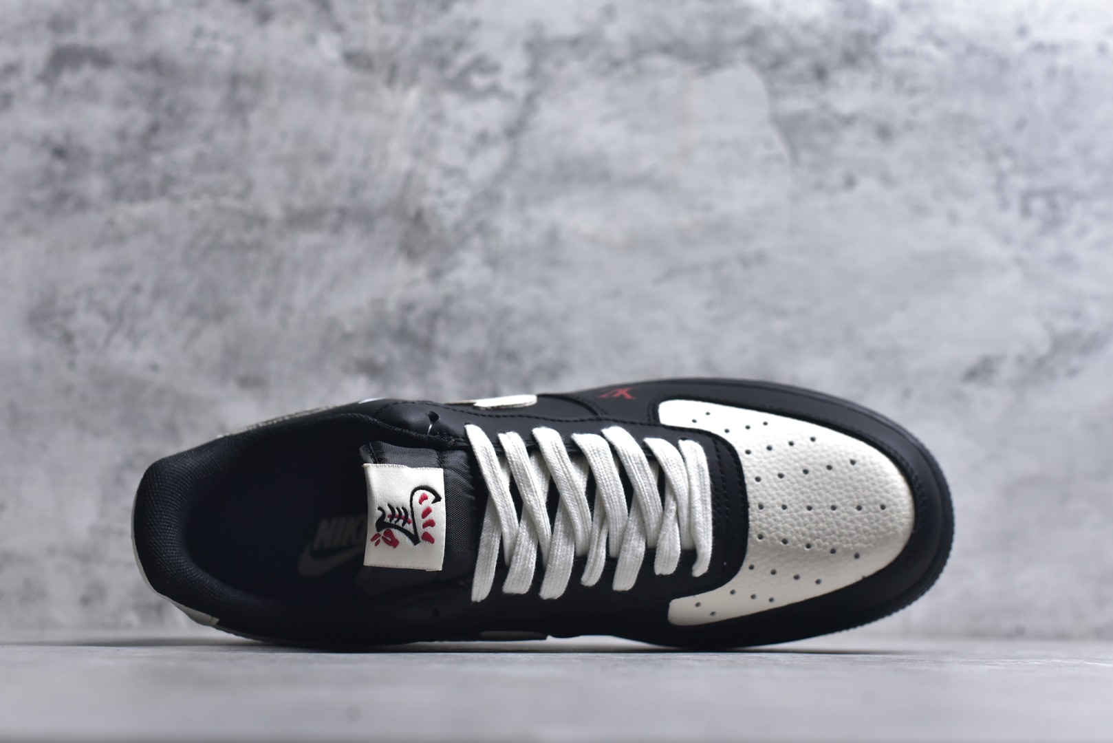 图片[4]-#海外限量发售！公司级NIke Air Force 1 \’07 Low “马年限定–墨白凝脂” 空军一号低帮 运动鞋 休闲鞋 折边针车 工艺难度大 原楦头原纸板 高端定制鞋盒 原厂鞋底 超高清洁度 细节完美 货号：FV3694-104 尺码：36 36.5 37.5 38 38.5 39 40 40.5 41 42 42.5 43 44 44.5 45-选品中心