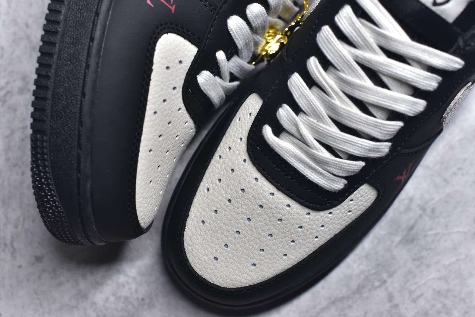 图片[8]-#海外限量发售！公司级NIke Air Force 1 \’07 Low “马年限定–墨白凝脂” 空军一号低帮 运动鞋 休闲鞋 折边针车 工艺难度大 原楦头原纸板 高端定制鞋盒 原厂鞋底 超高清洁度 细节完美 货号：FV3694-104 尺码：36 36.5 37.5 38 38.5 39 40 40.5 41 42 42.5 43 44 44.5 45-选品中心
