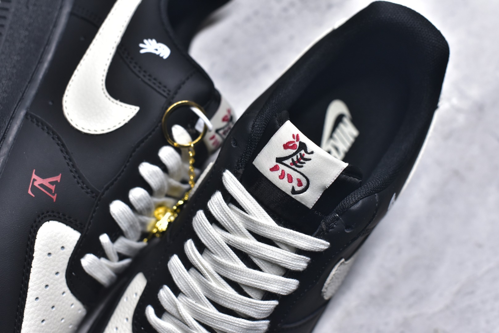 图片[9]-#海外限量发售！公司级NIke Air Force 1 \’07 Low “马年限定–墨白凝脂” 空军一号低帮 运动鞋 休闲鞋 折边针车 工艺难度大 原楦头原纸板 高端定制鞋盒 原厂鞋底 超高清洁度 细节完美 货号：FV3694-104 尺码：36 36.5 37.5 38 38.5 39 40 40.5 41 42 42.5 43 44 44.5 45-选品中心