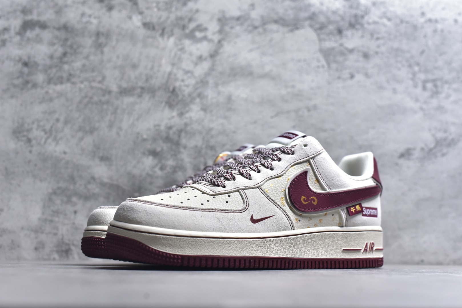 图片[2]-#Air Force 1联名Supreme马年限定太有年味了！米白配酒红的复古色系，小马挂坠+Supreme标细节感拉满，经典空军鞋型搭配气垫中底，脚感舒适又百搭。新年穿它走亲访友、出街炸街都超合适，把年味和潮流焊在脚上！ 货号：XL1982-336 尺码：36 36.5 37.5 38 38.5 39 40 40.5 41 42 42.5 43 44 44.5 45-选品中心