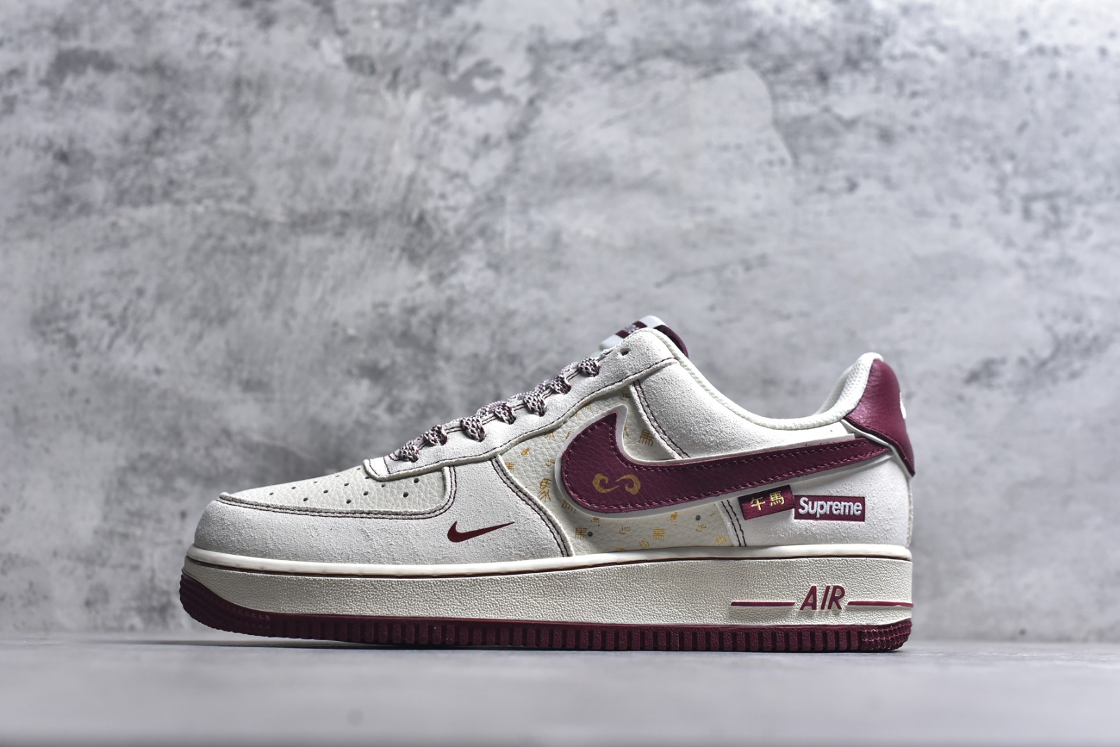 #Air Force 1联名Supreme马年限定太有年味了！米白配酒红的复古色系，小马挂坠+Supreme标细节感拉满，经典空军鞋型搭配气垫中底，脚感舒适又百搭。新年穿它走亲访友、出街炸街都超合适，把年味和潮流焊在脚上！ 货号：XL1982-336 尺码：36 36.5 37.5 38 38.5 39 40 40.5 41 42 42.5 43 44 44.5 45-选品中心