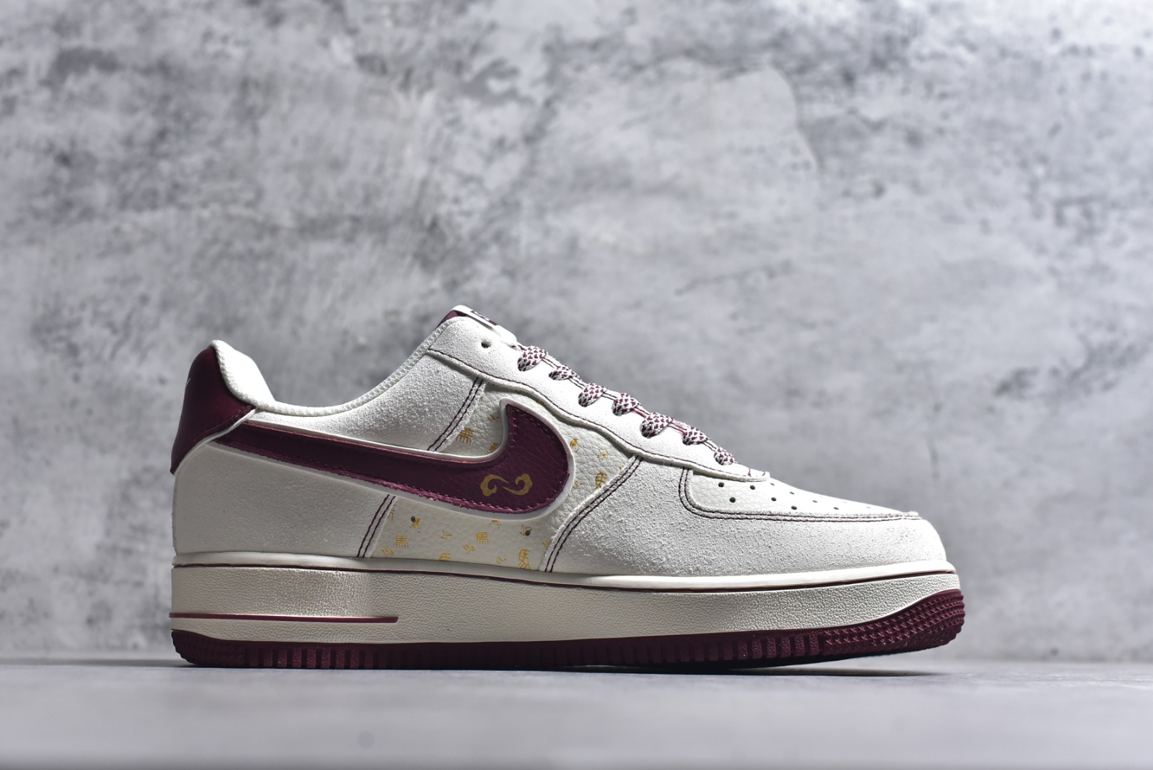 图片[3]-#Air Force 1联名Supreme马年限定太有年味了！米白配酒红的复古色系，小马挂坠+Supreme标细节感拉满，经典空军鞋型搭配气垫中底，脚感舒适又百搭。新年穿它走亲访友、出街炸街都超合适，把年味和潮流焊在脚上！ 货号：XL1982-336 尺码：36 36.5 37.5 38 38.5 39 40 40.5 41 42 42.5 43 44 44.5 45-选品中心