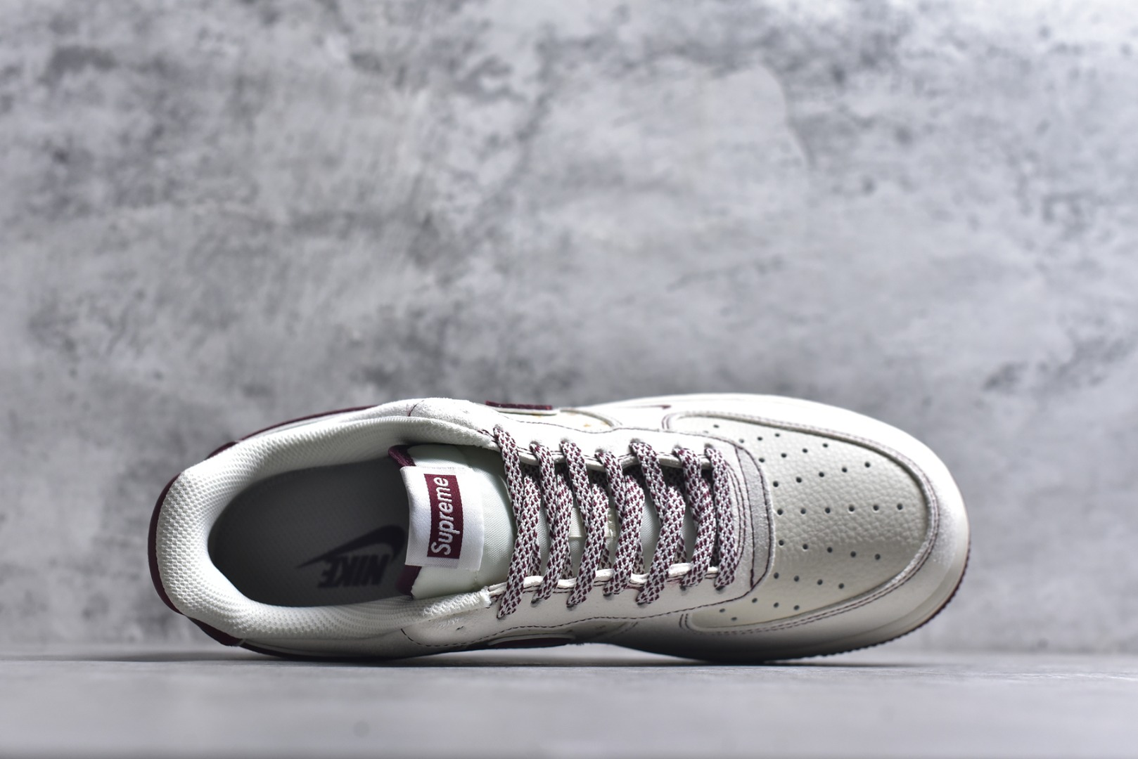 图片[4]-#Air Force 1联名Supreme马年限定太有年味了！米白配酒红的复古色系，小马挂坠+Supreme标细节感拉满，经典空军鞋型搭配气垫中底，脚感舒适又百搭。新年穿它走亲访友、出街炸街都超合适，把年味和潮流焊在脚上！ 货号：XL1982-336 尺码：36 36.5 37.5 38 38.5 39 40 40.5 41 42 42.5 43 44 44.5 45-选品中心