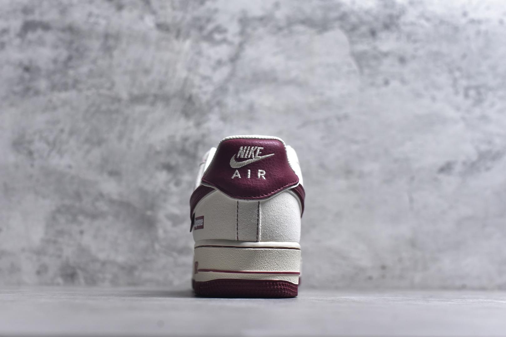 图片[5]-#Air Force 1联名Supreme马年限定太有年味了！米白配酒红的复古色系，小马挂坠+Supreme标细节感拉满，经典空军鞋型搭配气垫中底，脚感舒适又百搭。新年穿它走亲访友、出街炸街都超合适，把年味和潮流焊在脚上！ 货号：XL1982-336 尺码：36 36.5 37.5 38 38.5 39 40 40.5 41 42 42.5 43 44 44.5 45-选品中心