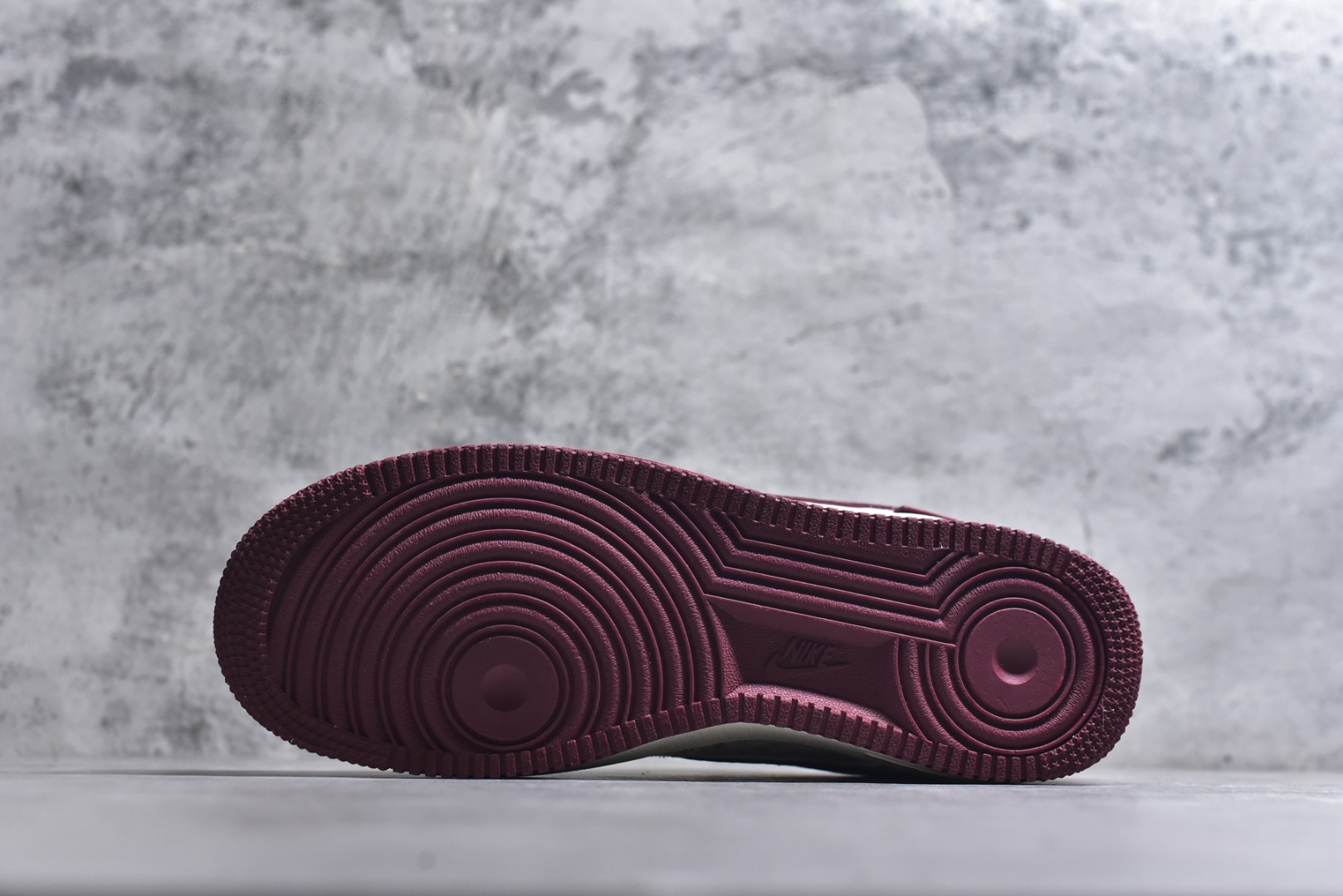 图片[6]-#Air Force 1联名Supreme马年限定太有年味了！米白配酒红的复古色系，小马挂坠+Supreme标细节感拉满，经典空军鞋型搭配气垫中底，脚感舒适又百搭。新年穿它走亲访友、出街炸街都超合适，把年味和潮流焊在脚上！ 货号：XL1982-336 尺码：36 36.5 37.5 38 38.5 39 40 40.5 41 42 42.5 43 44 44.5 45-选品中心