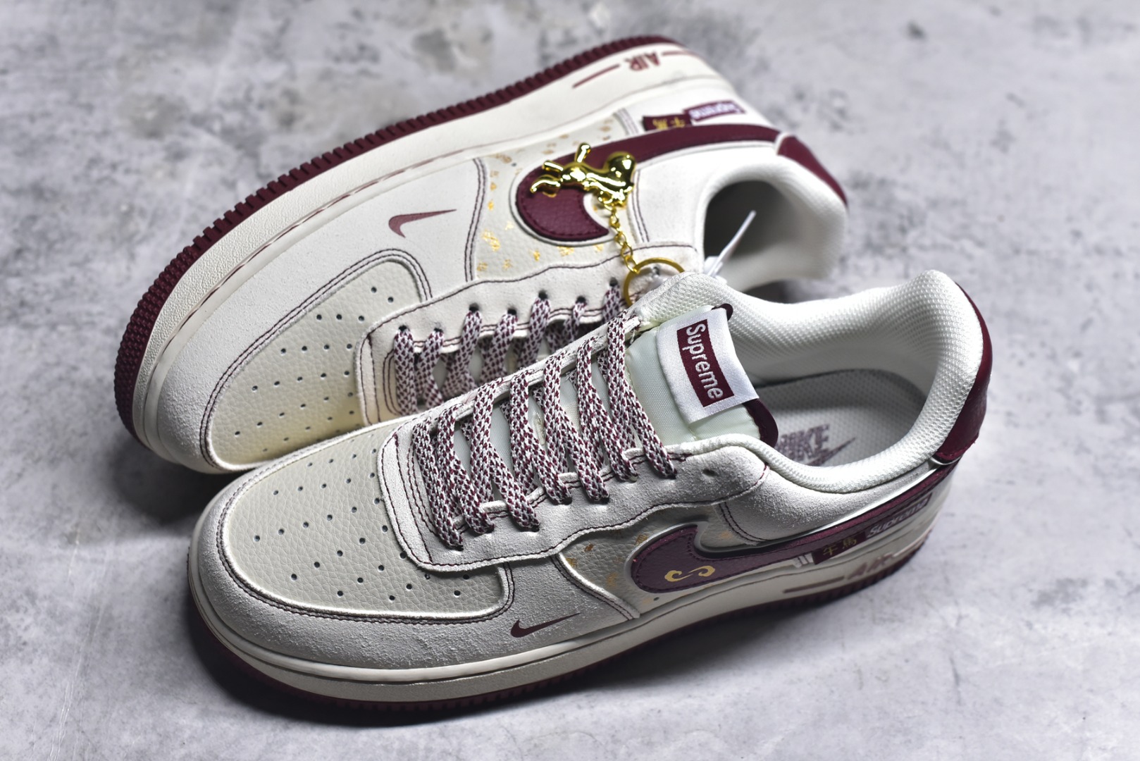 图片[7]-#Air Force 1联名Supreme马年限定太有年味了！米白配酒红的复古色系，小马挂坠+Supreme标细节感拉满，经典空军鞋型搭配气垫中底，脚感舒适又百搭。新年穿它走亲访友、出街炸街都超合适，把年味和潮流焊在脚上！ 货号：XL1982-336 尺码：36 36.5 37.5 38 38.5 39 40 40.5 41 42 42.5 43 44 44.5 45-选品中心