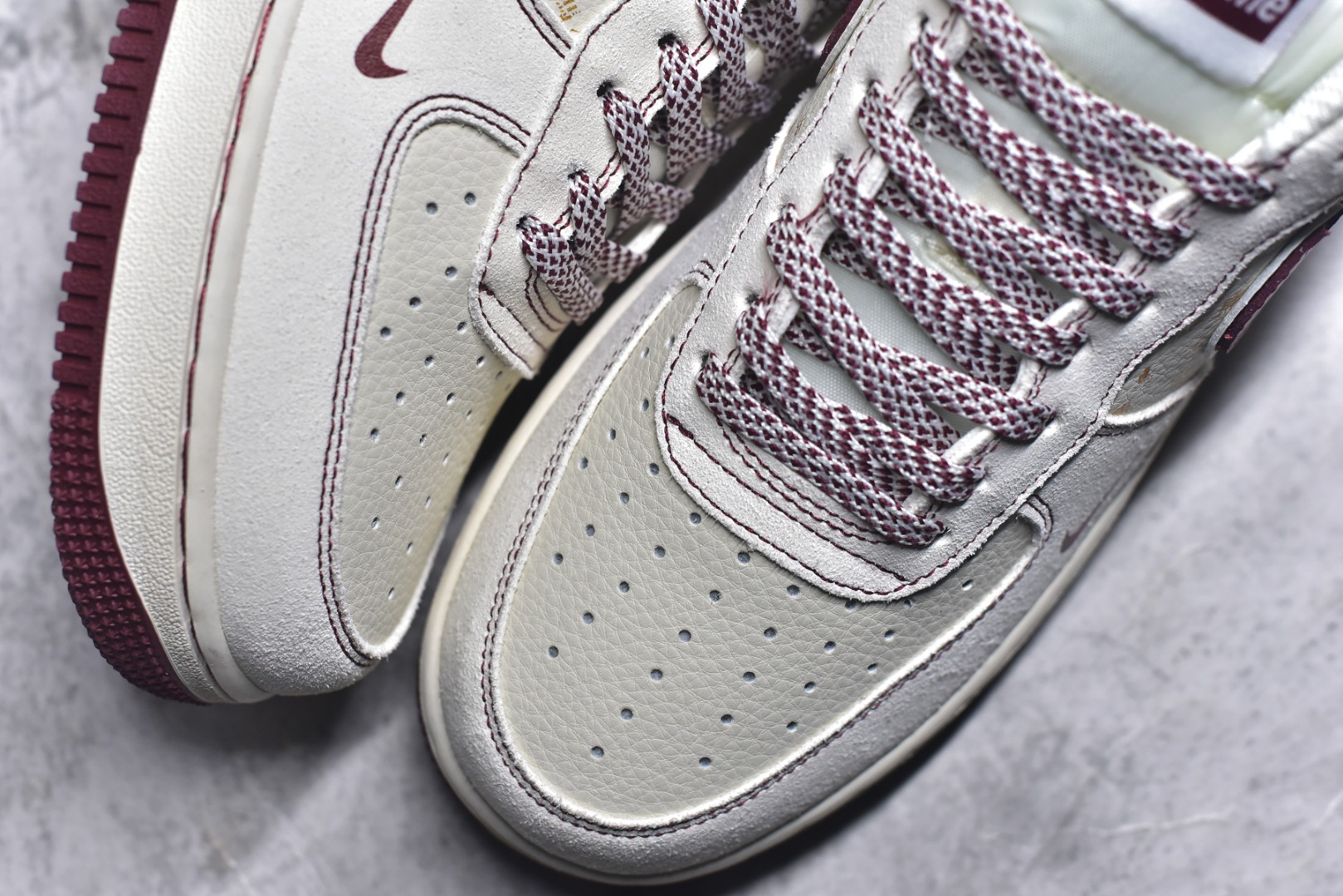 图片[8]-#Air Force 1联名Supreme马年限定太有年味了！米白配酒红的复古色系，小马挂坠+Supreme标细节感拉满，经典空军鞋型搭配气垫中底，脚感舒适又百搭。新年穿它走亲访友、出街炸街都超合适，把年味和潮流焊在脚上！ 货号：XL1982-336 尺码：36 36.5 37.5 38 38.5 39 40 40.5 41 42 42.5 43 44 44.5 45-选品中心