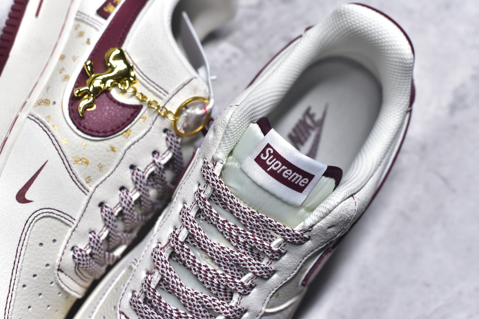 图片[9]-#Air Force 1联名Supreme马年限定太有年味了！米白配酒红的复古色系，小马挂坠+Supreme标细节感拉满，经典空军鞋型搭配气垫中底，脚感舒适又百搭。新年穿它走亲访友、出街炸街都超合适，把年味和潮流焊在脚上！ 货号：XL1982-336 尺码：36 36.5 37.5 38 38.5 39 40 40.5 41 42 42.5 43 44 44.5 45-选品中心