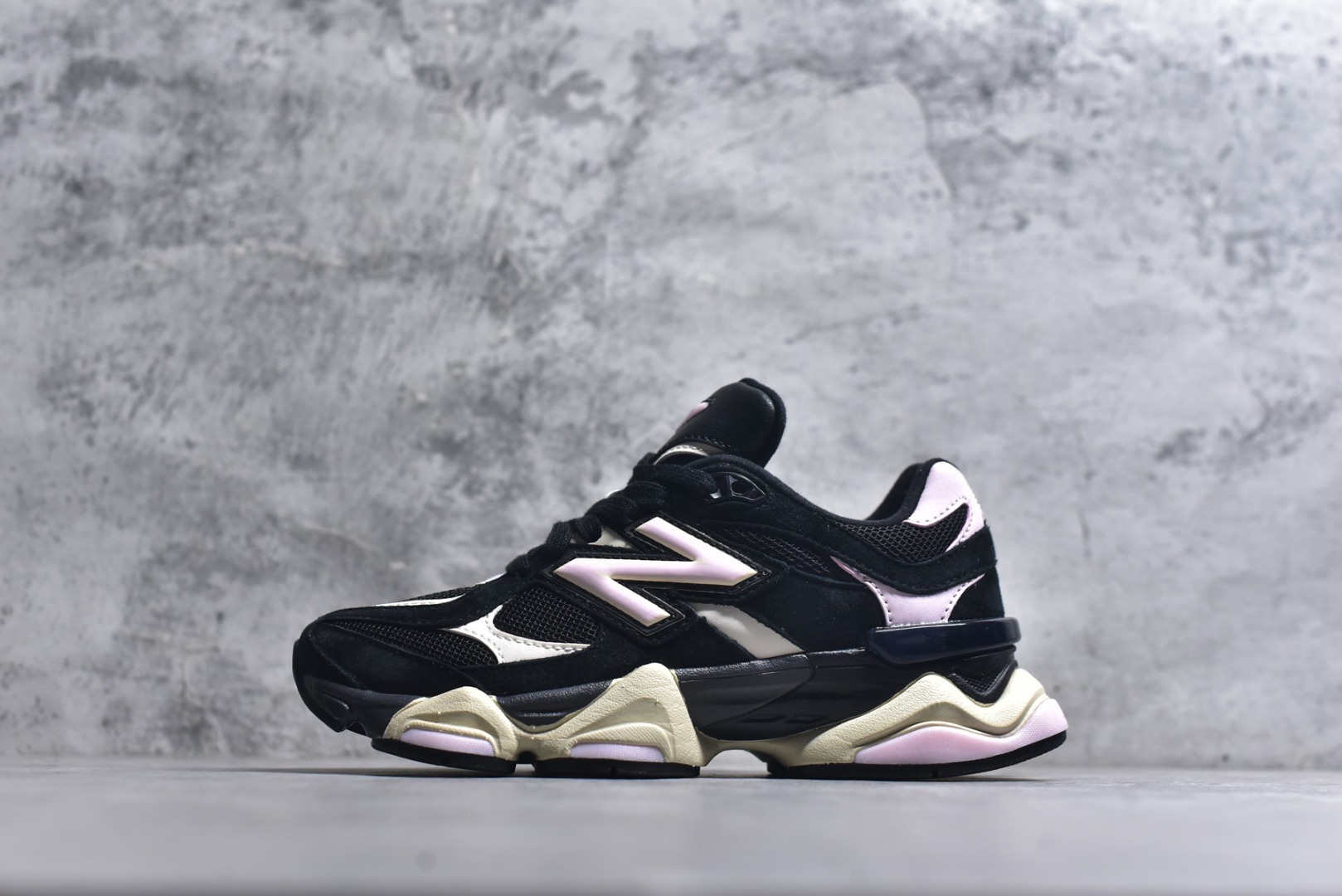 #New Balance NB9060 联名款 复古休闲运动慢跑鞋 U9060JBR 全套原楦原纸板原厂数据开发 进口三明治网面 原装进口翻毛皮料正确绒感卡色 正确中底拉帮中底网布细节 原厂标裁 带紫光防伪 定制后跟透明水晶模块 冲裁组合 大底贴合程度胶水上色把控完美 整洁度挑战全网艺术家 多道序QC把关品质完善 匠心打造 耗时两个月开发完成 工艺极其复杂难度可想而知 新开独立私模大底 全网唯一正确六层组合大底 高端零售专供产物 尺码：36 37 37.5 38 38.5 39 40 40.5 41 42 42.5 43 44 45 46.5-选品中心