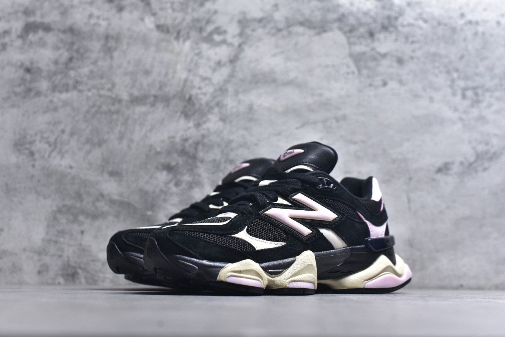 图片[2]-#New Balance NB9060 联名款 复古休闲运动慢跑鞋 U9060JBR 全套原楦原纸板原厂数据开发 进口三明治网面 原装进口翻毛皮料正确绒感卡色 正确中底拉帮中底网布细节 原厂标裁 带紫光防伪 定制后跟透明水晶模块 冲裁组合 大底贴合程度胶水上色把控完美 整洁度挑战全网艺术家 多道序QC把关品质完善 匠心打造 耗时两个月开发完成 工艺极其复杂难度可想而知 新开独立私模大底 全网唯一正确六层组合大底 高端零售专供产物 尺码：36 37 37.5 38 38.5 39 40 40.5 41 42 42.5 43 44 45 46.5-选品中心