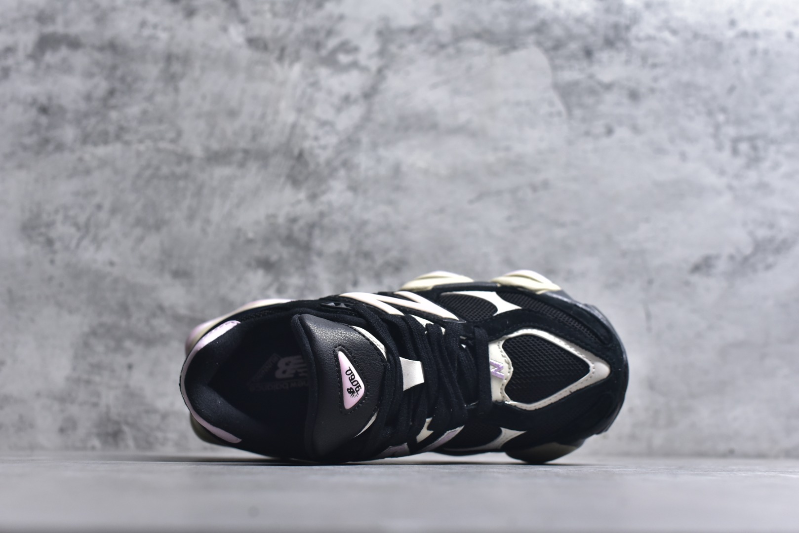 图片[4]-#New Balance NB9060 联名款 复古休闲运动慢跑鞋 U9060JBR 全套原楦原纸板原厂数据开发 进口三明治网面 原装进口翻毛皮料正确绒感卡色 正确中底拉帮中底网布细节 原厂标裁 带紫光防伪 定制后跟透明水晶模块 冲裁组合 大底贴合程度胶水上色把控完美 整洁度挑战全网艺术家 多道序QC把关品质完善 匠心打造 耗时两个月开发完成 工艺极其复杂难度可想而知 新开独立私模大底 全网唯一正确六层组合大底 高端零售专供产物 尺码：36 37 37.5 38 38.5 39 40 40.5 41 42 42.5 43 44 45 46.5-选品中心