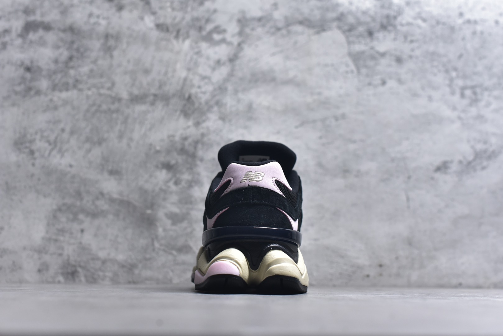 图片[5]-#New Balance NB9060 联名款 复古休闲运动慢跑鞋 U9060JBR 全套原楦原纸板原厂数据开发 进口三明治网面 原装进口翻毛皮料正确绒感卡色 正确中底拉帮中底网布细节 原厂标裁 带紫光防伪 定制后跟透明水晶模块 冲裁组合 大底贴合程度胶水上色把控完美 整洁度挑战全网艺术家 多道序QC把关品质完善 匠心打造 耗时两个月开发完成 工艺极其复杂难度可想而知 新开独立私模大底 全网唯一正确六层组合大底 高端零售专供产物 尺码：36 37 37.5 38 38.5 39 40 40.5 41 42 42.5 43 44 45 46.5-选品中心