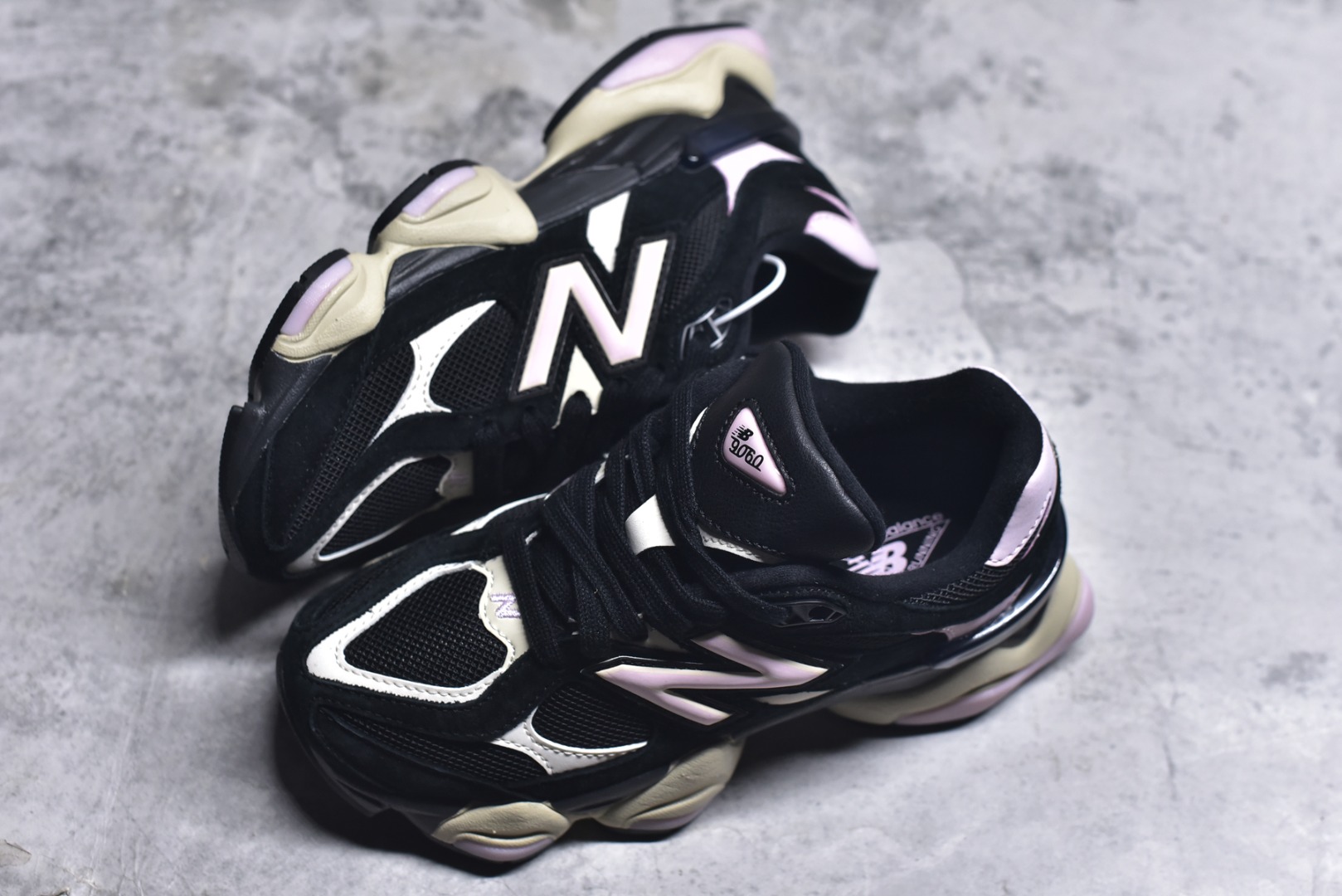 图片[7]-#New Balance NB9060 联名款 复古休闲运动慢跑鞋 U9060JBR 全套原楦原纸板原厂数据开发 进口三明治网面 原装进口翻毛皮料正确绒感卡色 正确中底拉帮中底网布细节 原厂标裁 带紫光防伪 定制后跟透明水晶模块 冲裁组合 大底贴合程度胶水上色把控完美 整洁度挑战全网艺术家 多道序QC把关品质完善 匠心打造 耗时两个月开发完成 工艺极其复杂难度可想而知 新开独立私模大底 全网唯一正确六层组合大底 高端零售专供产物 尺码：36 37 37.5 38 38.5 39 40 40.5 41 42 42.5 43 44 45 46.5-选品中心