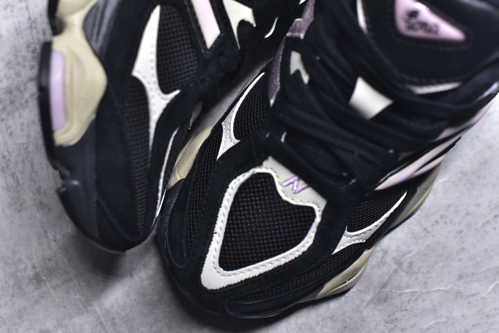 图片[8]-#New Balance NB9060 联名款 复古休闲运动慢跑鞋 U9060JBR 全套原楦原纸板原厂数据开发 进口三明治网面 原装进口翻毛皮料正确绒感卡色 正确中底拉帮中底网布细节 原厂标裁 带紫光防伪 定制后跟透明水晶模块 冲裁组合 大底贴合程度胶水上色把控完美 整洁度挑战全网艺术家 多道序QC把关品质完善 匠心打造 耗时两个月开发完成 工艺极其复杂难度可想而知 新开独立私模大底 全网唯一正确六层组合大底 高端零售专供产物 尺码：36 37 37.5 38 38.5 39 40 40.5 41 42 42.5 43 44 45 46.5-选品中心