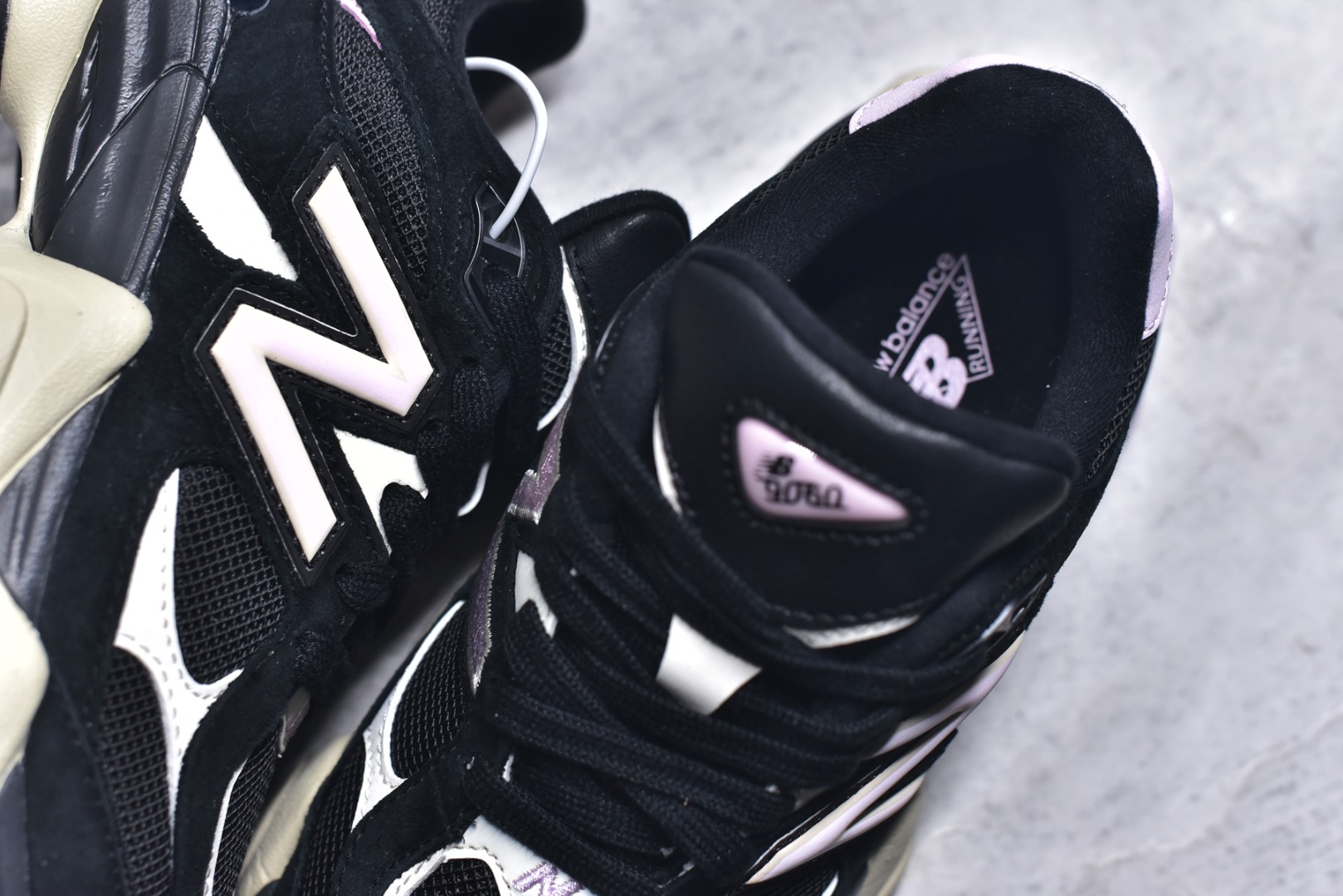 图片[9]-#New Balance NB9060 联名款 复古休闲运动慢跑鞋 U9060JBR 全套原楦原纸板原厂数据开发 进口三明治网面 原装进口翻毛皮料正确绒感卡色 正确中底拉帮中底网布细节 原厂标裁 带紫光防伪 定制后跟透明水晶模块 冲裁组合 大底贴合程度胶水上色把控完美 整洁度挑战全网艺术家 多道序QC把关品质完善 匠心打造 耗时两个月开发完成 工艺极其复杂难度可想而知 新开独立私模大底 全网唯一正确六层组合大底 高端零售专供产物 尺码：36 37 37.5 38 38.5 39 40 40.5 41 42 42.5 43 44 45 46.5-选品中心