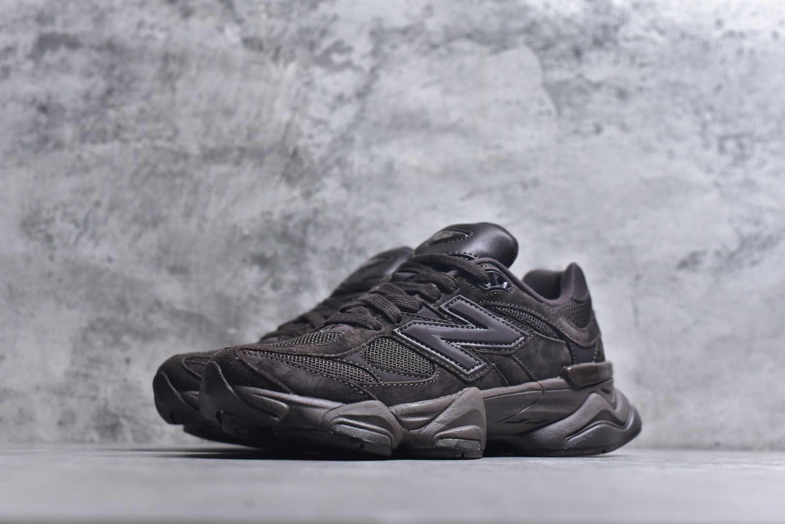 图片[2]-#New Balance NB9060 联名款 复古休闲运动慢跑鞋 U9060ZWD 全套原楦原纸板原厂数据开发 进口三明治网面 原装进口翻毛皮料正确绒感卡色 正确中底拉帮中底网布细节 原厂标裁 带紫光防伪 定制后跟透明水晶模块 冲裁组合 大底贴合程度胶水上色把控完美 整洁度挑战全网艺术家 多道序QC把关品质完善 匠心打造 耗时两个月开发完成 工艺极其复杂难度可想而知 新开独立私模大底 全网唯一正确六层组合大底 高端零售专供产物 尺码：36 37 37.5 38 38.5 39 40 40.5 41 42 42.5 43 44 45 46.5-选品中心