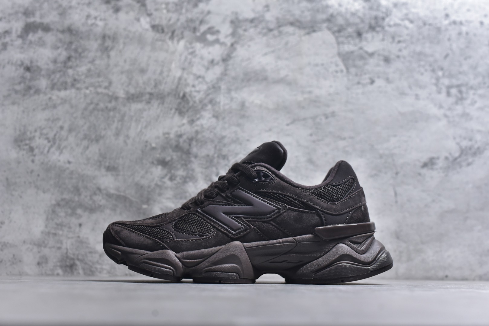 #New Balance NB9060 联名款 复古休闲运动慢跑鞋 U9060ZWD 全套原楦原纸板原厂数据开发 进口三明治网面 原装进口翻毛皮料正确绒感卡色 正确中底拉帮中底网布细节 原厂标裁 带紫光防伪 定制后跟透明水晶模块 冲裁组合 大底贴合程度胶水上色把控完美 整洁度挑战全网艺术家 多道序QC把关品质完善 匠心打造 耗时两个月开发完成 工艺极其复杂难度可想而知 新开独立私模大底 全网唯一正确六层组合大底 高端零售专供产物 尺码：36 37 37.5 38 38.5 39 40 40.5 41 42 42.5 43 44 45 46.5-选品中心