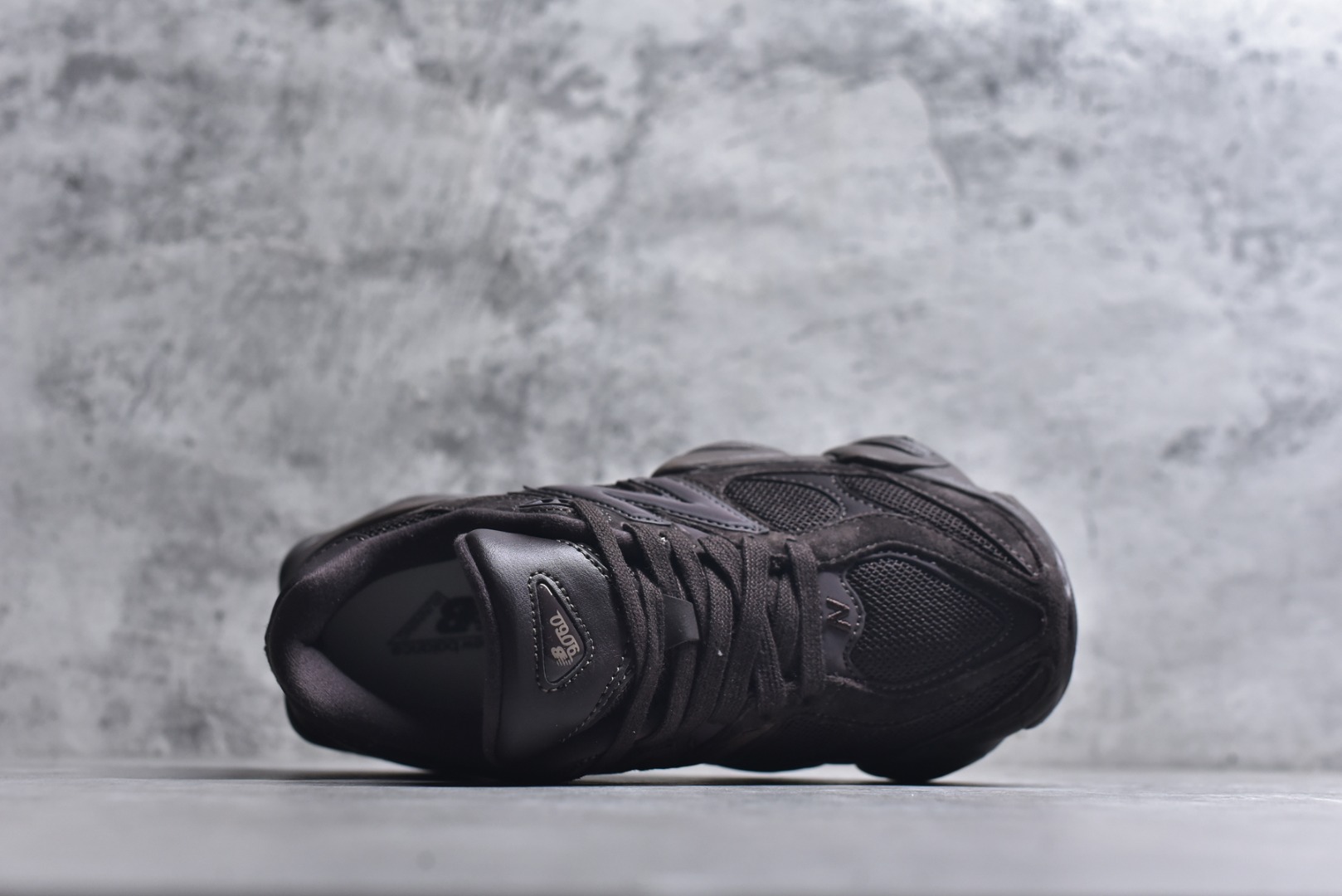 图片[4]-#New Balance NB9060 联名款 复古休闲运动慢跑鞋 U9060ZWD 全套原楦原纸板原厂数据开发 进口三明治网面 原装进口翻毛皮料正确绒感卡色 正确中底拉帮中底网布细节 原厂标裁 带紫光防伪 定制后跟透明水晶模块 冲裁组合 大底贴合程度胶水上色把控完美 整洁度挑战全网艺术家 多道序QC把关品质完善 匠心打造 耗时两个月开发完成 工艺极其复杂难度可想而知 新开独立私模大底 全网唯一正确六层组合大底 高端零售专供产物 尺码：36 37 37.5 38 38.5 39 40 40.5 41 42 42.5 43 44 45 46.5-选品中心