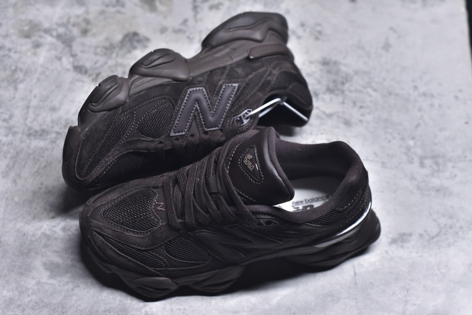 图片[7]-#New Balance NB9060 联名款 复古休闲运动慢跑鞋 U9060ZWD 全套原楦原纸板原厂数据开发 进口三明治网面 原装进口翻毛皮料正确绒感卡色 正确中底拉帮中底网布细节 原厂标裁 带紫光防伪 定制后跟透明水晶模块 冲裁组合 大底贴合程度胶水上色把控完美 整洁度挑战全网艺术家 多道序QC把关品质完善 匠心打造 耗时两个月开发完成 工艺极其复杂难度可想而知 新开独立私模大底 全网唯一正确六层组合大底 高端零售专供产物 尺码：36 37 37.5 38 38.5 39 40 40.5 41 42 42.5 43 44 45 46.5-选品中心