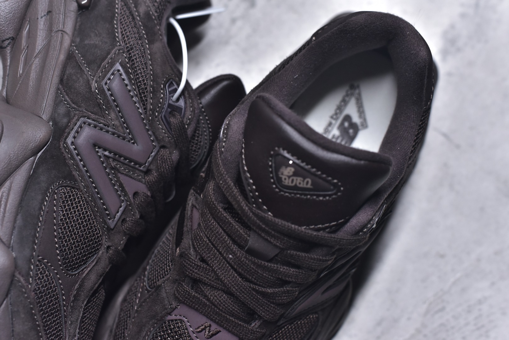 图片[9]-#New Balance NB9060 联名款 复古休闲运动慢跑鞋 U9060ZWD 全套原楦原纸板原厂数据开发 进口三明治网面 原装进口翻毛皮料正确绒感卡色 正确中底拉帮中底网布细节 原厂标裁 带紫光防伪 定制后跟透明水晶模块 冲裁组合 大底贴合程度胶水上色把控完美 整洁度挑战全网艺术家 多道序QC把关品质完善 匠心打造 耗时两个月开发完成 工艺极其复杂难度可想而知 新开独立私模大底 全网唯一正确六层组合大底 高端零售专供产物 尺码：36 37 37.5 38 38.5 39 40 40.5 41 42 42.5 43 44 45 46.5-选品中心