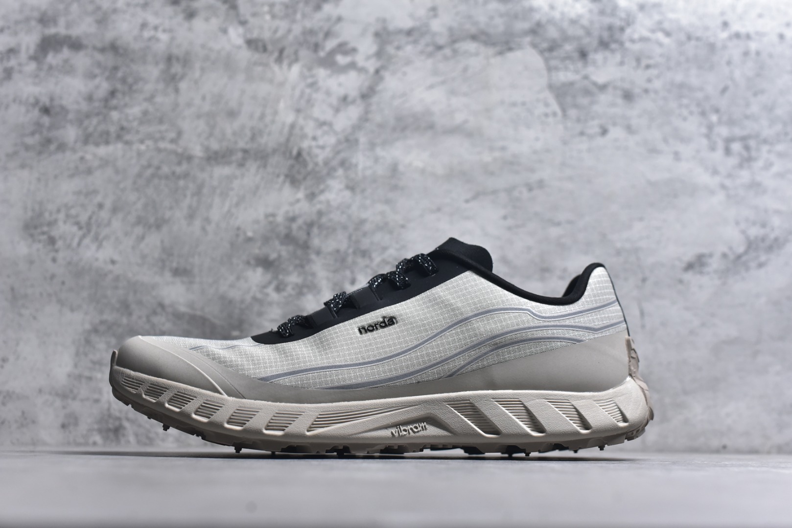 #NORDA 002 轻便户外运动舒适防滑耐磨低帮跑步鞋 Norda是一个来自加拿大的品牌，由两位越野跑者Nicholas Martire 和Willamina Martire夫妇联合其他两位合作者创立，旨在打造全球最佳的越野跑鞋。在品牌正式成立之前，他们邀请了运动员、艺术家和材料专家，共同讨论如何塑造这个全新的品牌。最终，Norda品牌在2020年正式成立，但他们的第一双鞋子Norda001直到2022年1月才发布。在品牌成立的三年里，Norda总共只推出了两款跑鞋，但在配色和其他品牌的合作上却频频发力。包括Zegna、Ciele和Satisfy等跑步圈里的当红品牌，都进行了联名。Zegna更是在今年年初收购了一部分Norda的股份，并宣称将会在未来投入更多资金支持品牌的发展。尺码：36 36.5 37.5 38 38.5 39 40 40.5 41 42 42.5 43 44 44.5 45 46-选品中心