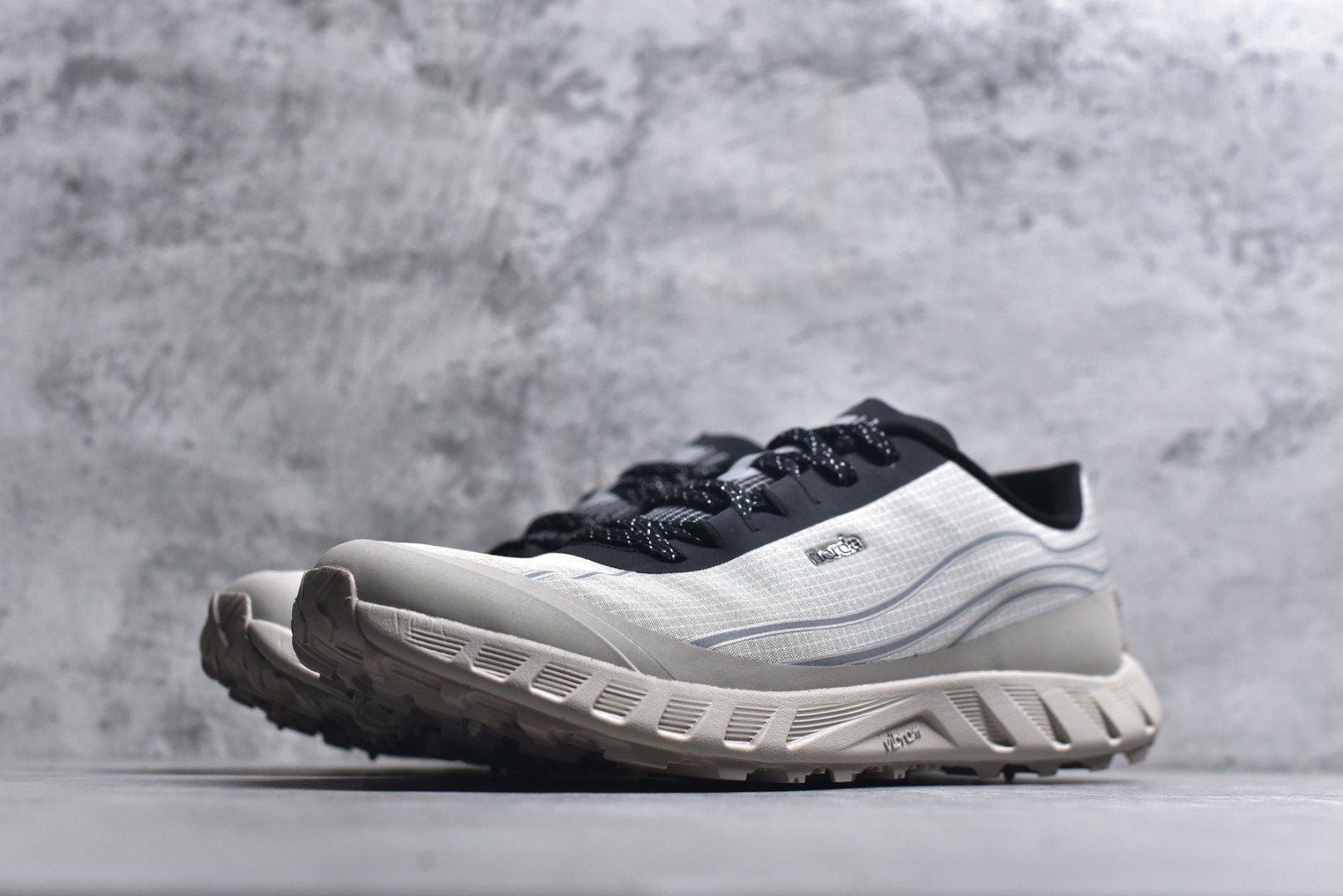 图片[2]-#NORDA 002 轻便户外运动舒适防滑耐磨低帮跑步鞋 Norda是一个来自加拿大的品牌，由两位越野跑者Nicholas Martire 和Willamina Martire夫妇联合其他两位合作者创立，旨在打造全球最佳的越野跑鞋。在品牌正式成立之前，他们邀请了运动员、艺术家和材料专家，共同讨论如何塑造这个全新的品牌。最终，Norda品牌在2020年正式成立，但他们的第一双鞋子Norda001直到2022年1月才发布。在品牌成立的三年里，Norda总共只推出了两款跑鞋，但在配色和其他品牌的合作上却频频发力。包括Zegna、Ciele和Satisfy等跑步圈里的当红品牌，都进行了联名。Zegna更是在今年年初收购了一部分Norda的股份，并宣称将会在未来投入更多资金支持品牌的发展。尺码：36 36.5 37.5 38 38.5 39 40 40.5 41 42 42.5 43 44 44.5 45 46-选品中心