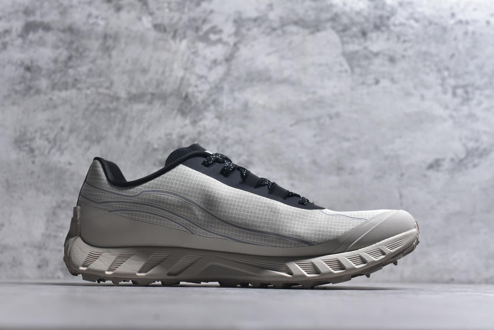 图片[3]-#NORDA 002 轻便户外运动舒适防滑耐磨低帮跑步鞋 Norda是一个来自加拿大的品牌，由两位越野跑者Nicholas Martire 和Willamina Martire夫妇联合其他两位合作者创立，旨在打造全球最佳的越野跑鞋。在品牌正式成立之前，他们邀请了运动员、艺术家和材料专家，共同讨论如何塑造这个全新的品牌。最终，Norda品牌在2020年正式成立，但他们的第一双鞋子Norda001直到2022年1月才发布。在品牌成立的三年里，Norda总共只推出了两款跑鞋，但在配色和其他品牌的合作上却频频发力。包括Zegna、Ciele和Satisfy等跑步圈里的当红品牌，都进行了联名。Zegna更是在今年年初收购了一部分Norda的股份，并宣称将会在未来投入更多资金支持品牌的发展。尺码：36 36.5 37.5 38 38.5 39 40 40.5 41 42 42.5 43 44 44.5 45 46-选品中心