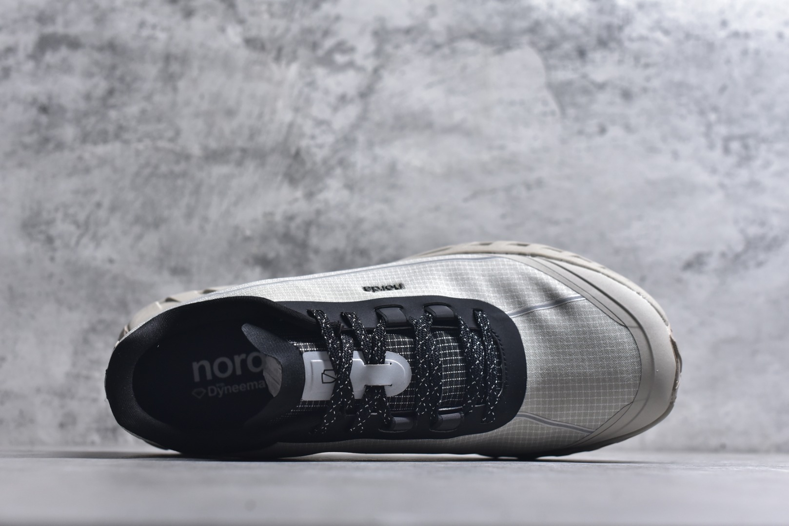 图片[4]-#NORDA 002 轻便户外运动舒适防滑耐磨低帮跑步鞋 Norda是一个来自加拿大的品牌，由两位越野跑者Nicholas Martire 和Willamina Martire夫妇联合其他两位合作者创立，旨在打造全球最佳的越野跑鞋。在品牌正式成立之前，他们邀请了运动员、艺术家和材料专家，共同讨论如何塑造这个全新的品牌。最终，Norda品牌在2020年正式成立，但他们的第一双鞋子Norda001直到2022年1月才发布。在品牌成立的三年里，Norda总共只推出了两款跑鞋，但在配色和其他品牌的合作上却频频发力。包括Zegna、Ciele和Satisfy等跑步圈里的当红品牌，都进行了联名。Zegna更是在今年年初收购了一部分Norda的股份，并宣称将会在未来投入更多资金支持品牌的发展。尺码：36 36.5 37.5 38 38.5 39 40 40.5 41 42 42.5 43 44 44.5 45 46-选品中心