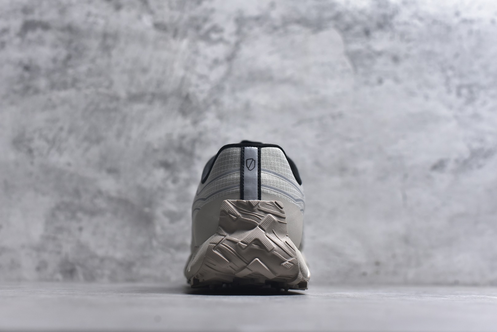 图片[5]-#NORDA 002 轻便户外运动舒适防滑耐磨低帮跑步鞋 Norda是一个来自加拿大的品牌，由两位越野跑者Nicholas Martire 和Willamina Martire夫妇联合其他两位合作者创立，旨在打造全球最佳的越野跑鞋。在品牌正式成立之前，他们邀请了运动员、艺术家和材料专家，共同讨论如何塑造这个全新的品牌。最终，Norda品牌在2020年正式成立，但他们的第一双鞋子Norda001直到2022年1月才发布。在品牌成立的三年里，Norda总共只推出了两款跑鞋，但在配色和其他品牌的合作上却频频发力。包括Zegna、Ciele和Satisfy等跑步圈里的当红品牌，都进行了联名。Zegna更是在今年年初收购了一部分Norda的股份，并宣称将会在未来投入更多资金支持品牌的发展。尺码：36 36.5 37.5 38 38.5 39 40 40.5 41 42 42.5 43 44 44.5 45 46-选品中心