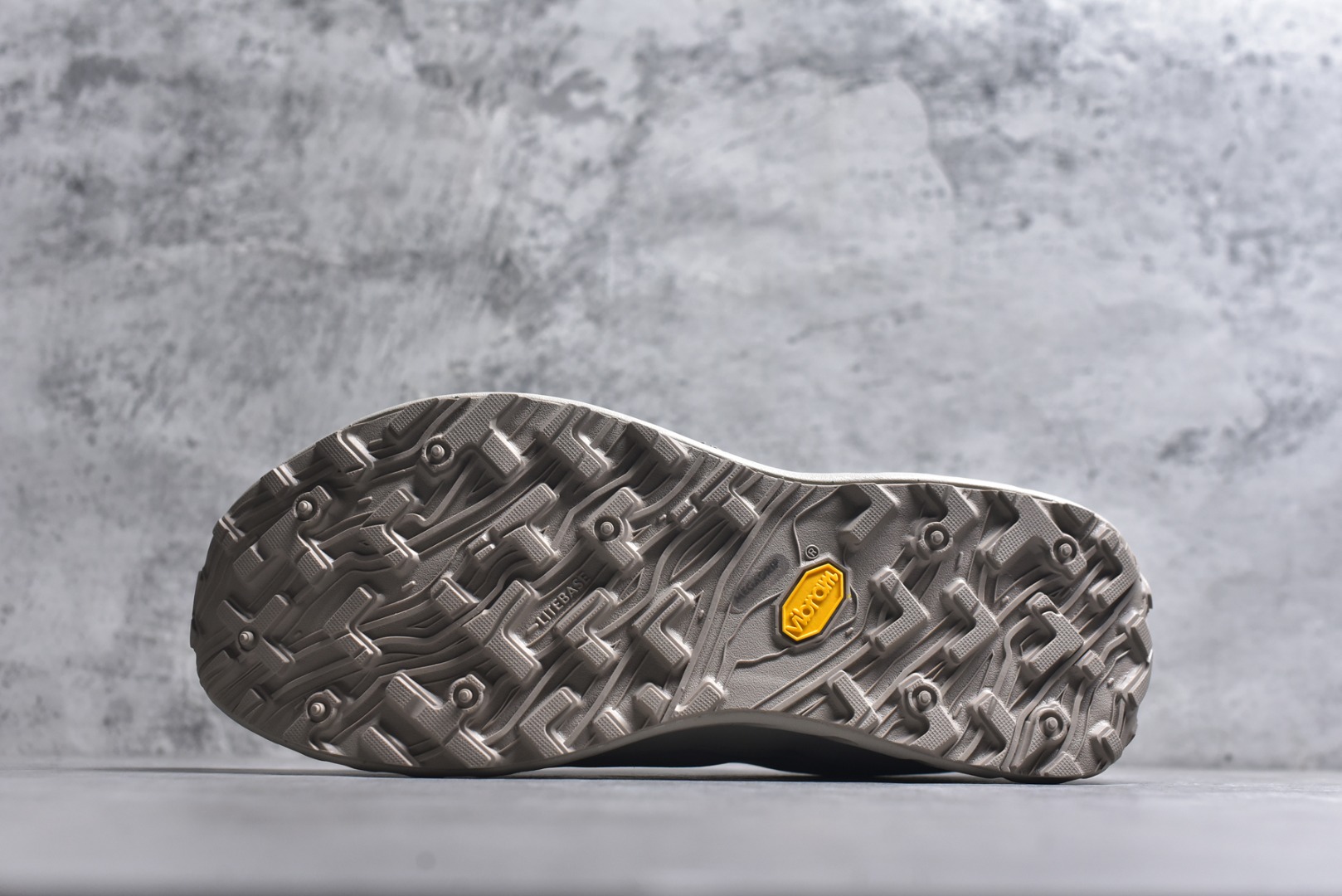 图片[6]-#NORDA 002 轻便户外运动舒适防滑耐磨低帮跑步鞋 Norda是一个来自加拿大的品牌，由两位越野跑者Nicholas Martire 和Willamina Martire夫妇联合其他两位合作者创立，旨在打造全球最佳的越野跑鞋。在品牌正式成立之前，他们邀请了运动员、艺术家和材料专家，共同讨论如何塑造这个全新的品牌。最终，Norda品牌在2020年正式成立，但他们的第一双鞋子Norda001直到2022年1月才发布。在品牌成立的三年里，Norda总共只推出了两款跑鞋，但在配色和其他品牌的合作上却频频发力。包括Zegna、Ciele和Satisfy等跑步圈里的当红品牌，都进行了联名。Zegna更是在今年年初收购了一部分Norda的股份，并宣称将会在未来投入更多资金支持品牌的发展。尺码：36 36.5 37.5 38 38.5 39 40 40.5 41 42 42.5 43 44 44.5 45 46-选品中心